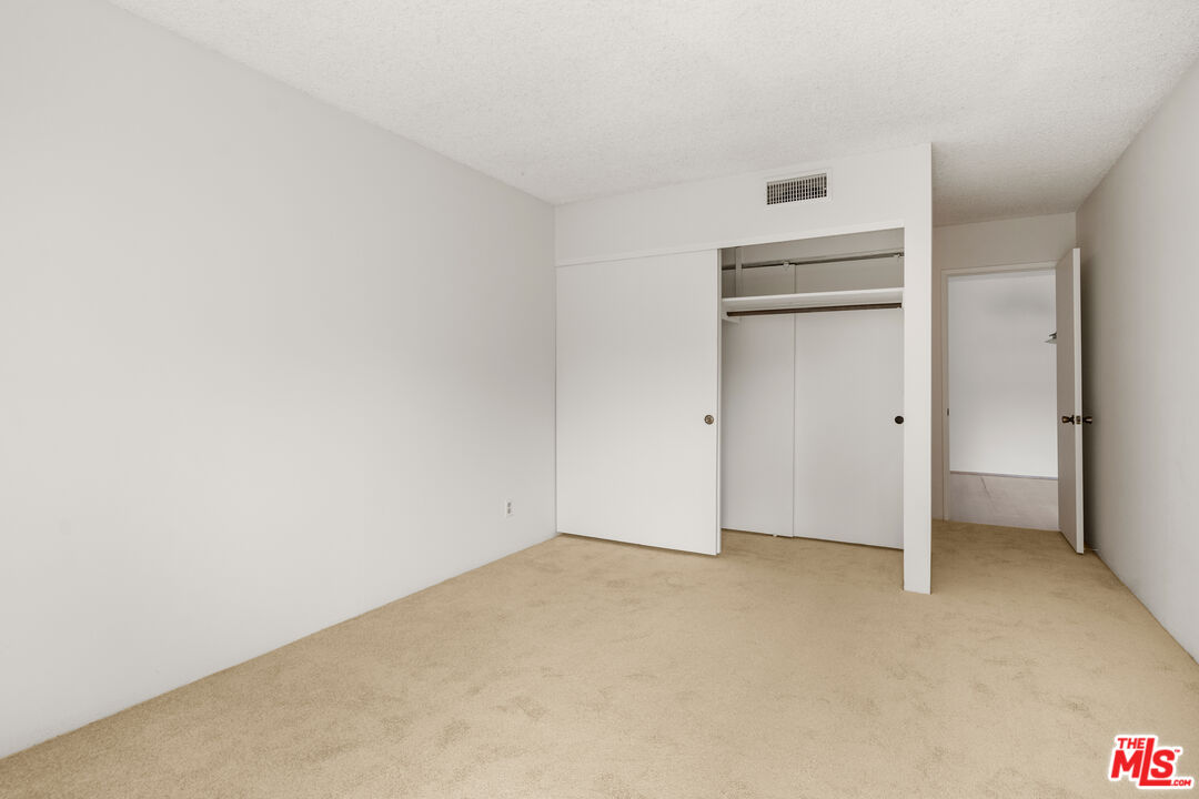 1302 Raintree Cir