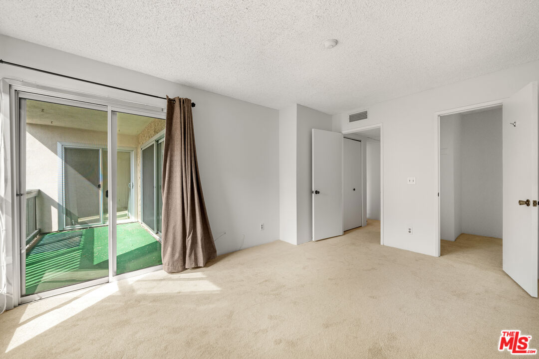 1302 Raintree Cir