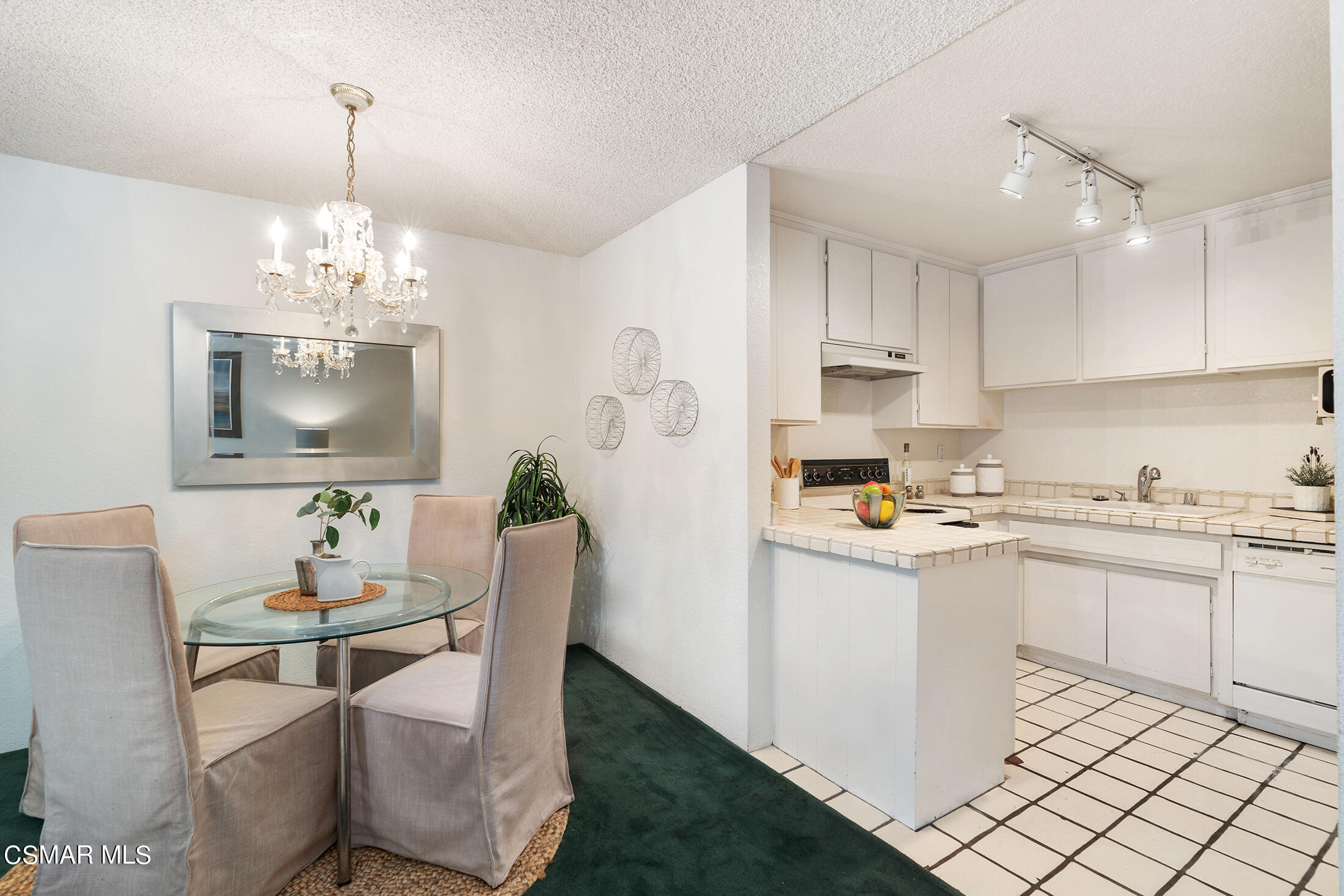 837 N West Knoll Drive, 117