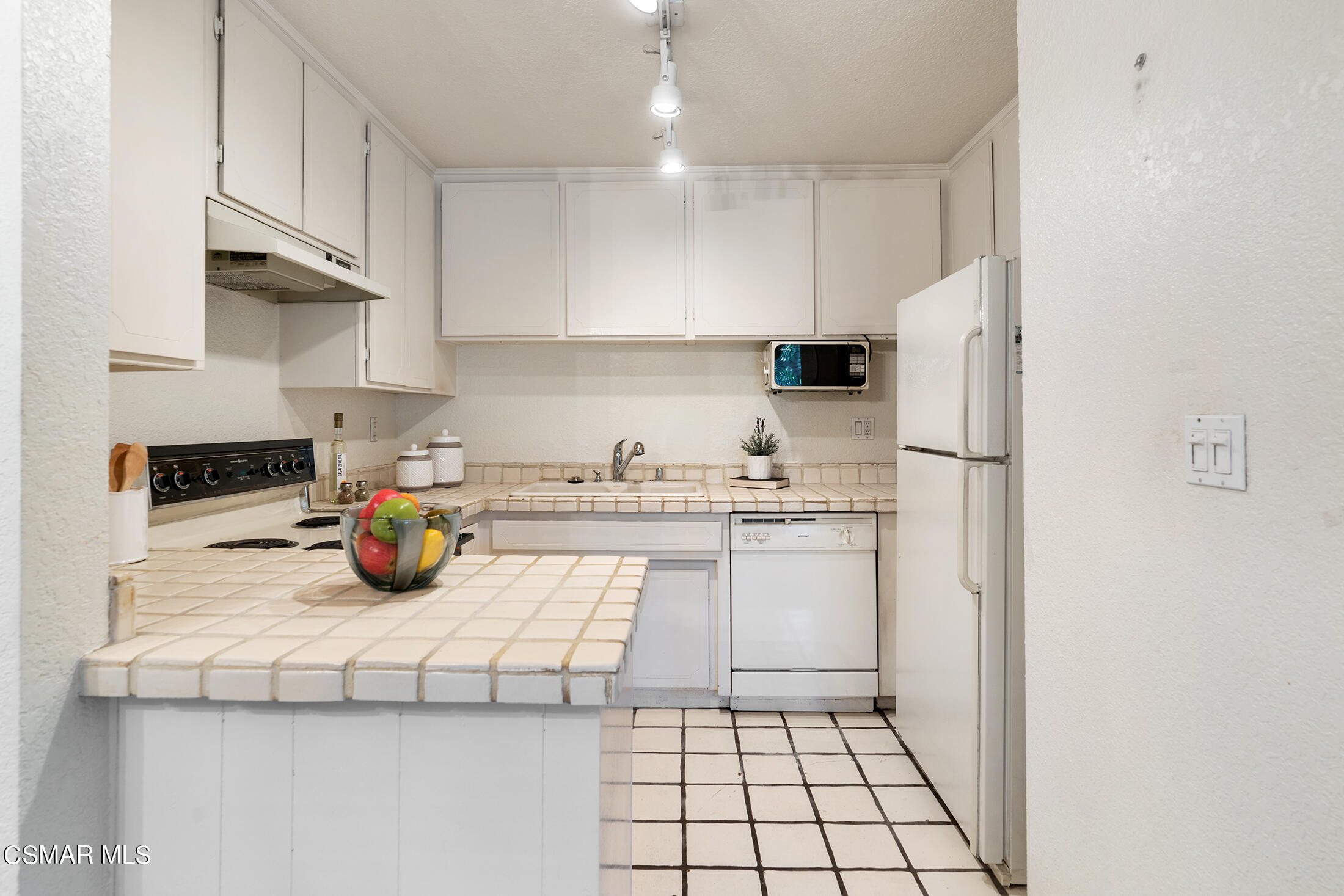 837 N West Knoll Drive, 117