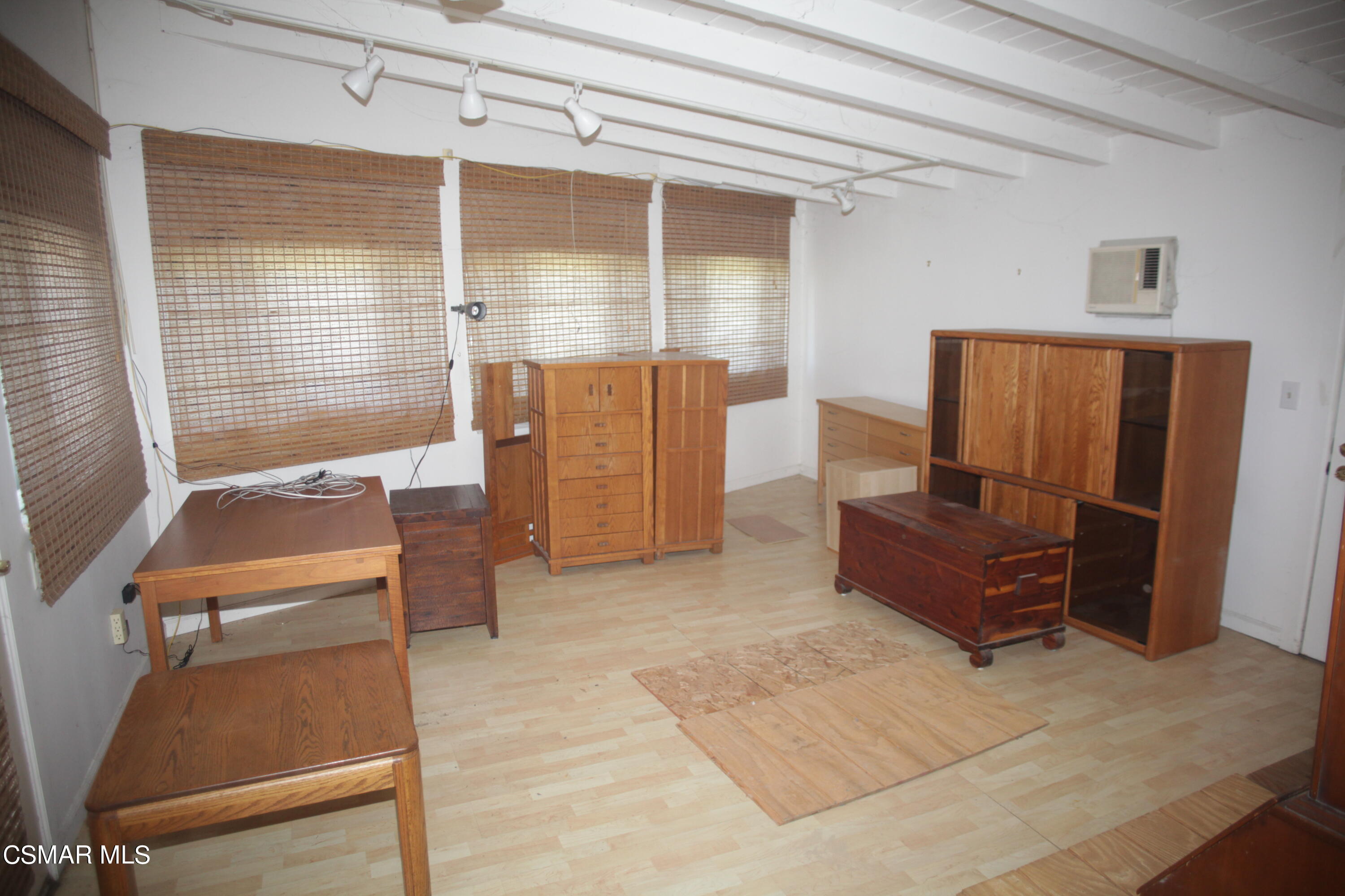 6520 Longridge Avenue