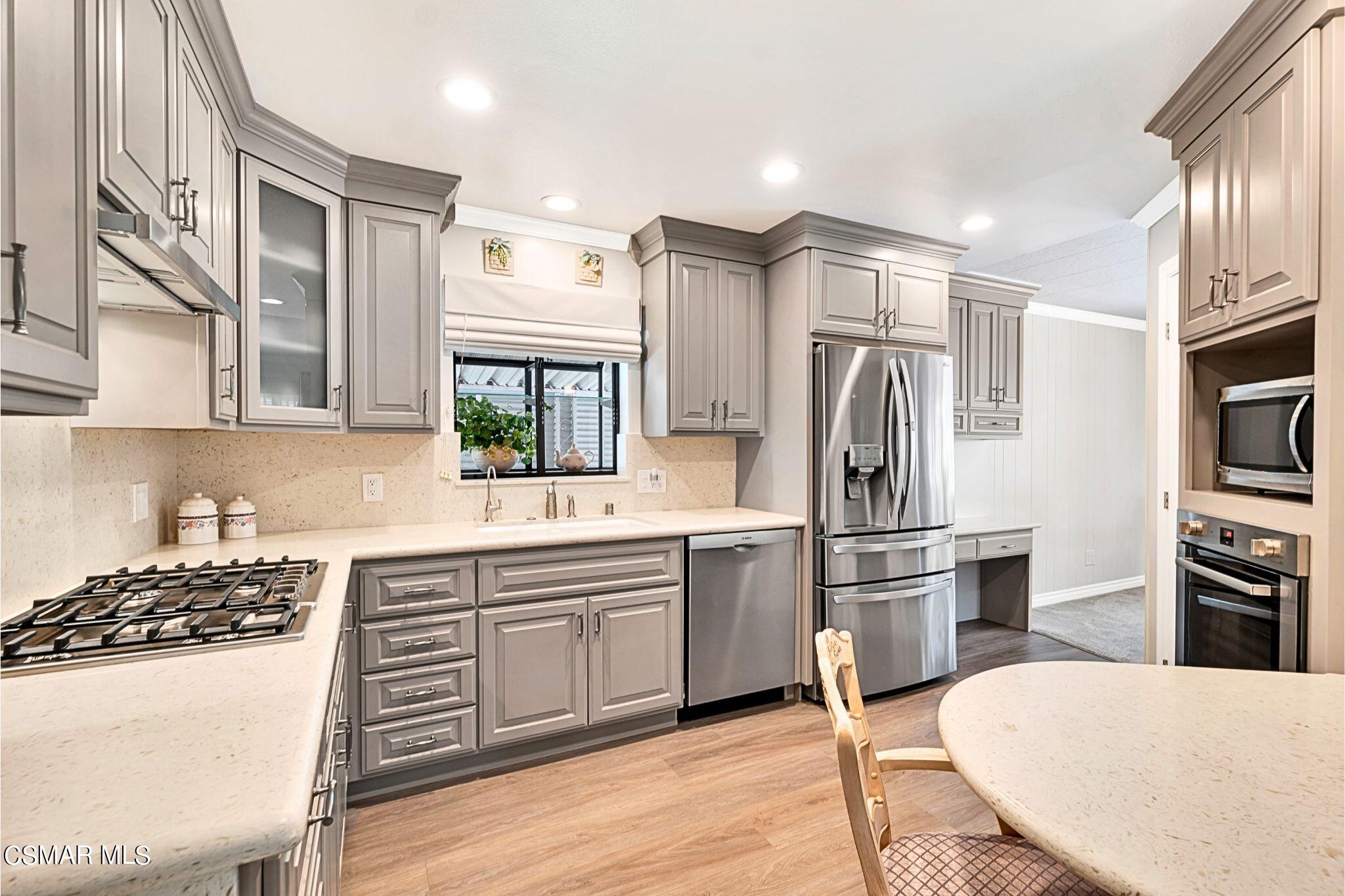 2569 Thunderbird Drive, 112