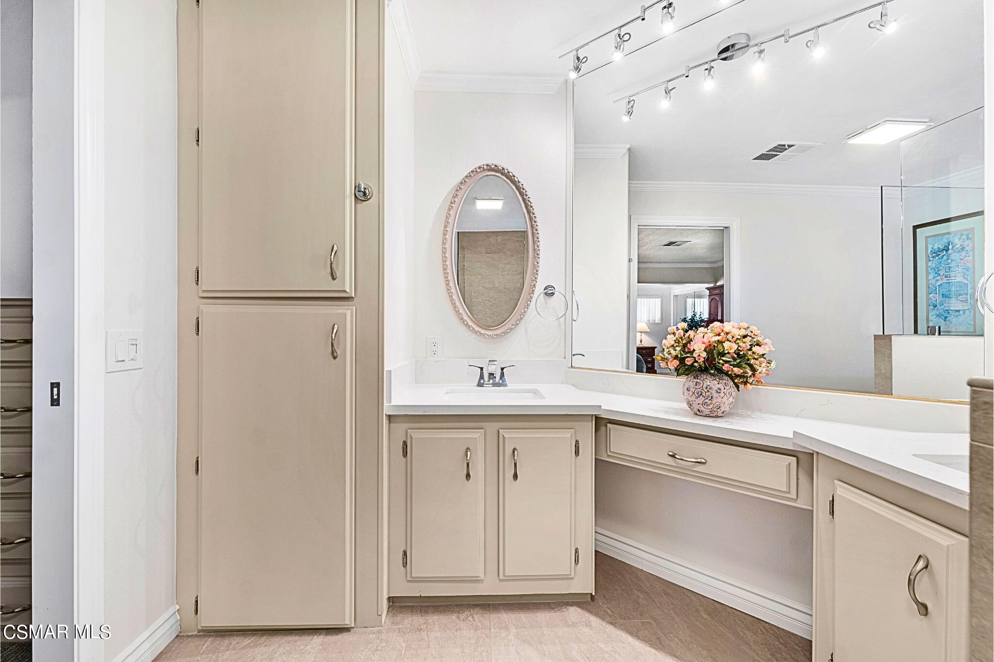 2569 Thunderbird Drive, 112