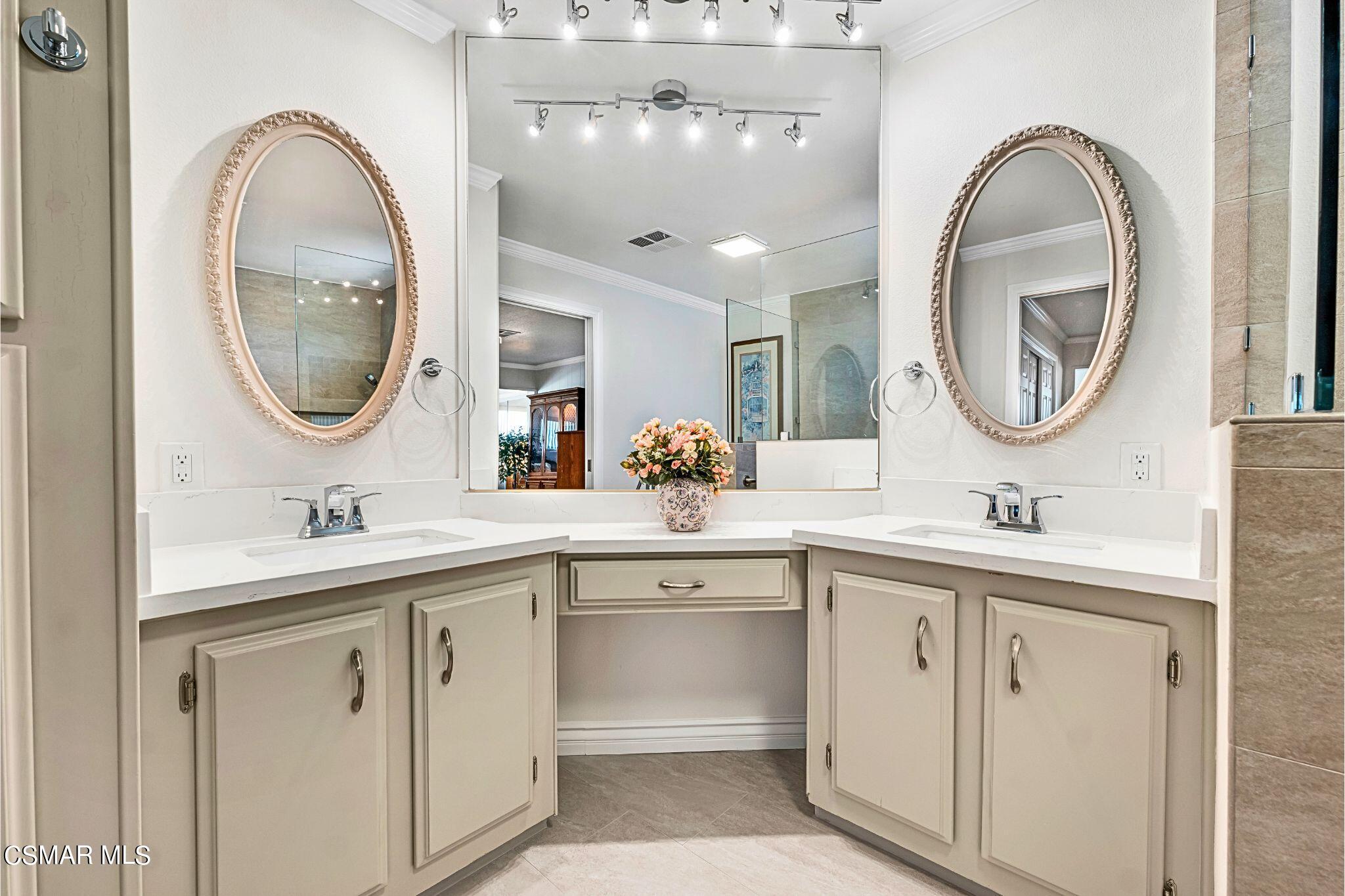 2569 Thunderbird Drive, 112