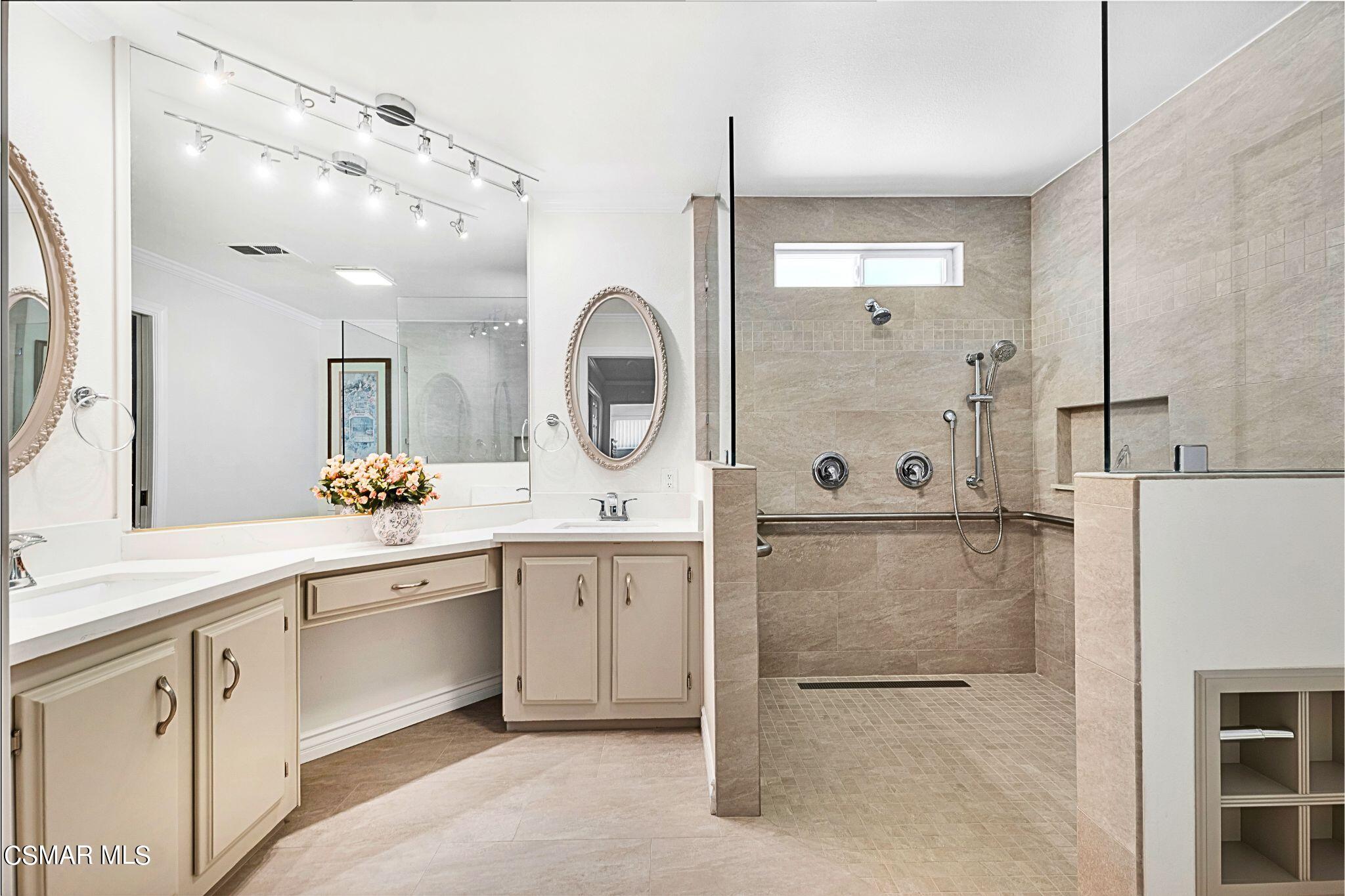 2569 Thunderbird Drive, 112