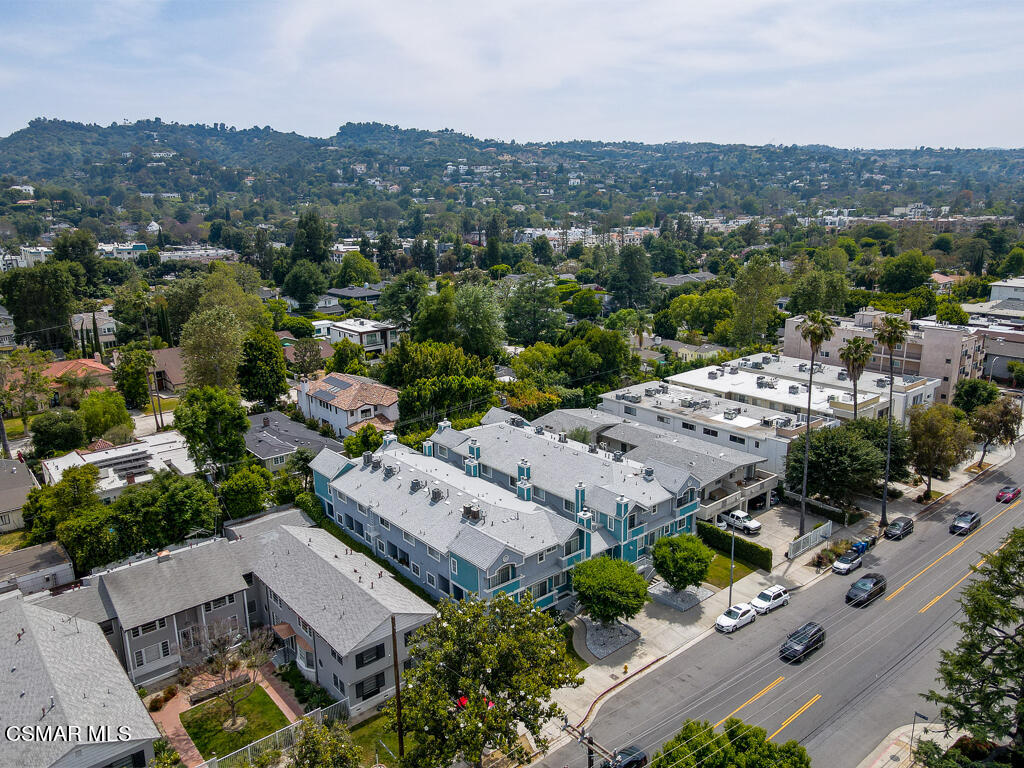 13030 Moorpark Street, 1