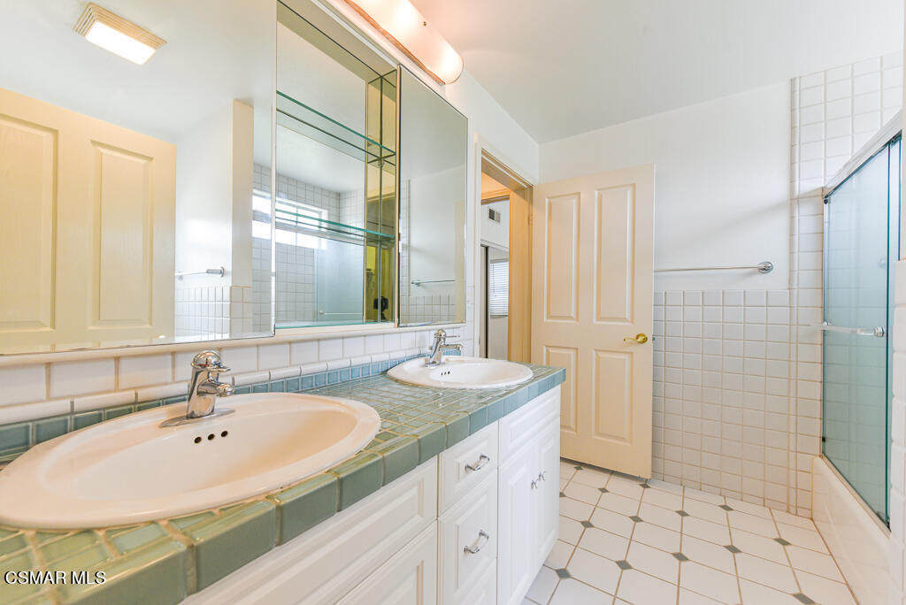 13030 Moorpark Street, 1