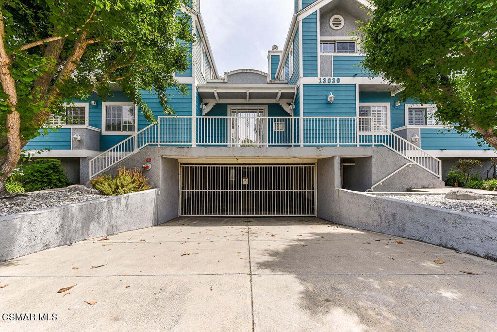 13030 Moorpark Street, 1