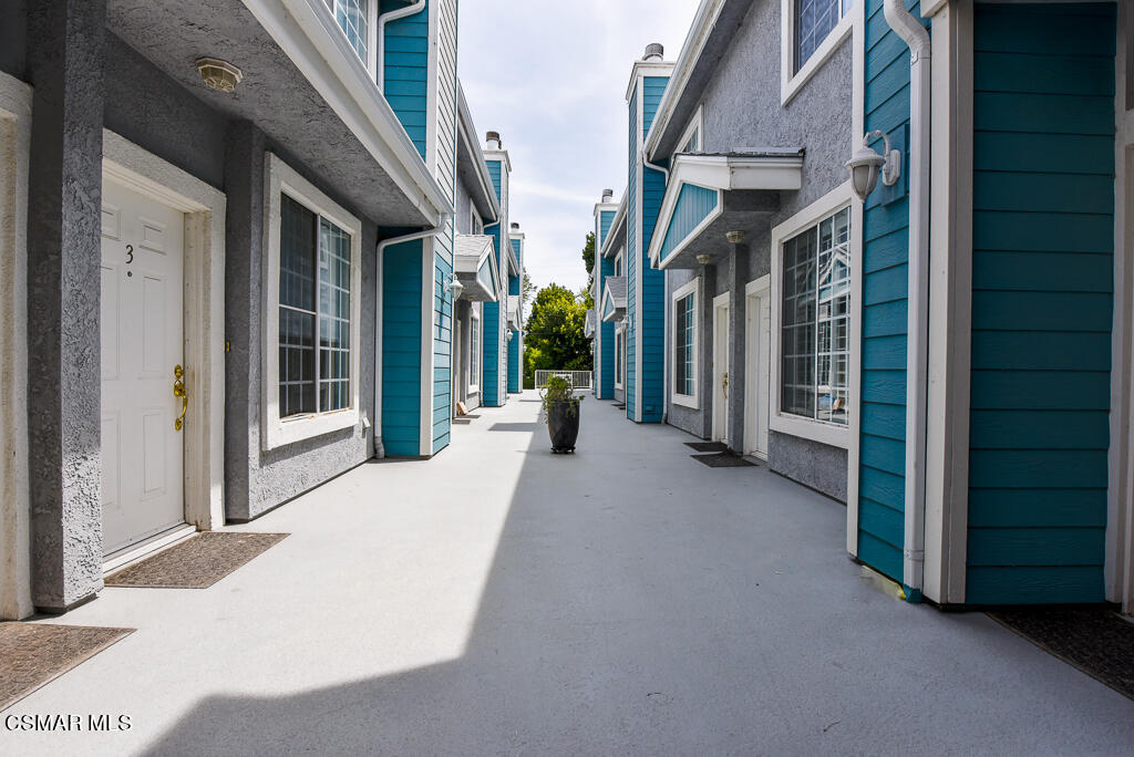 13030 Moorpark Street, 1