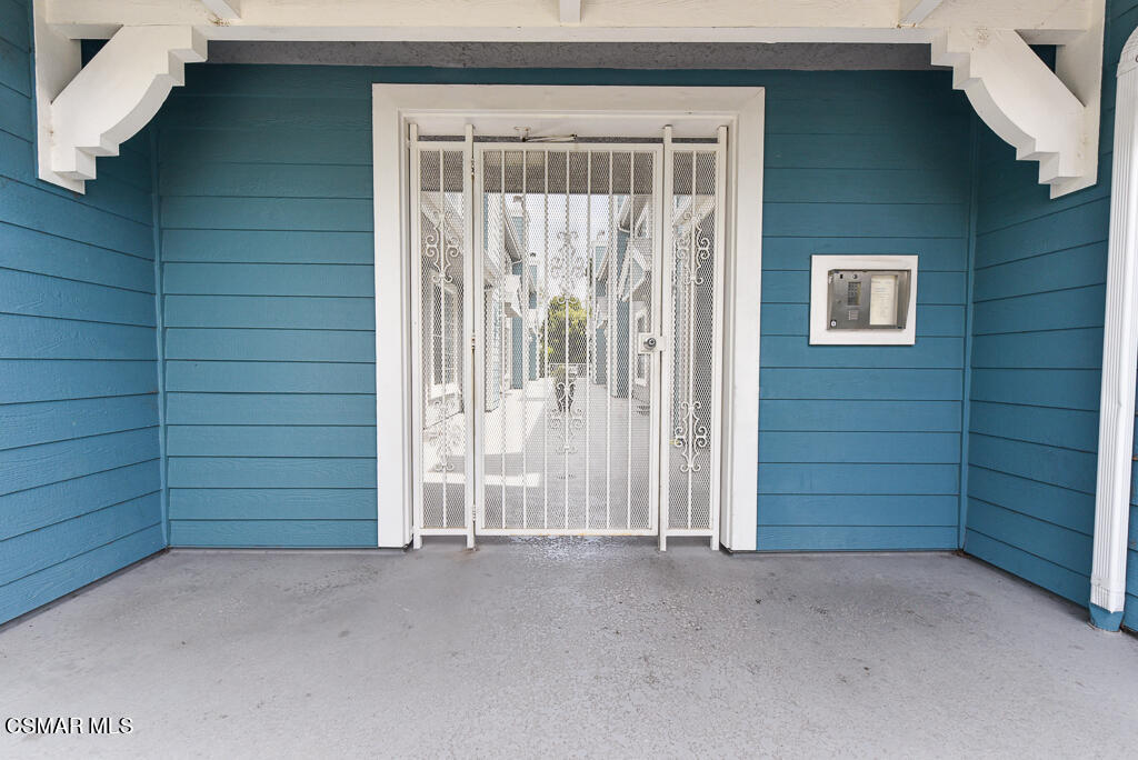 13030 Moorpark Street, 1