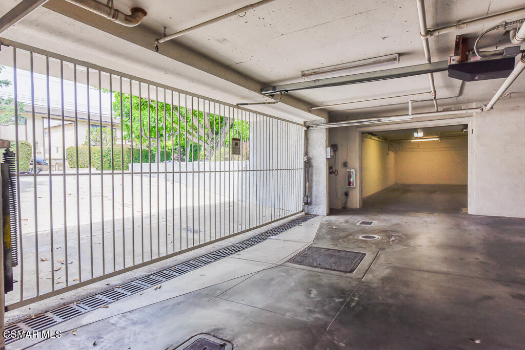 13030 Moorpark Street, 1