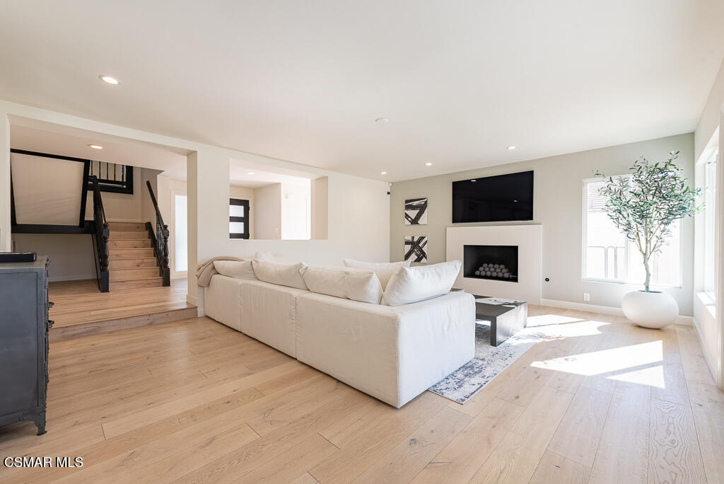 1725 Royal Saint George Drive, Westlake Village