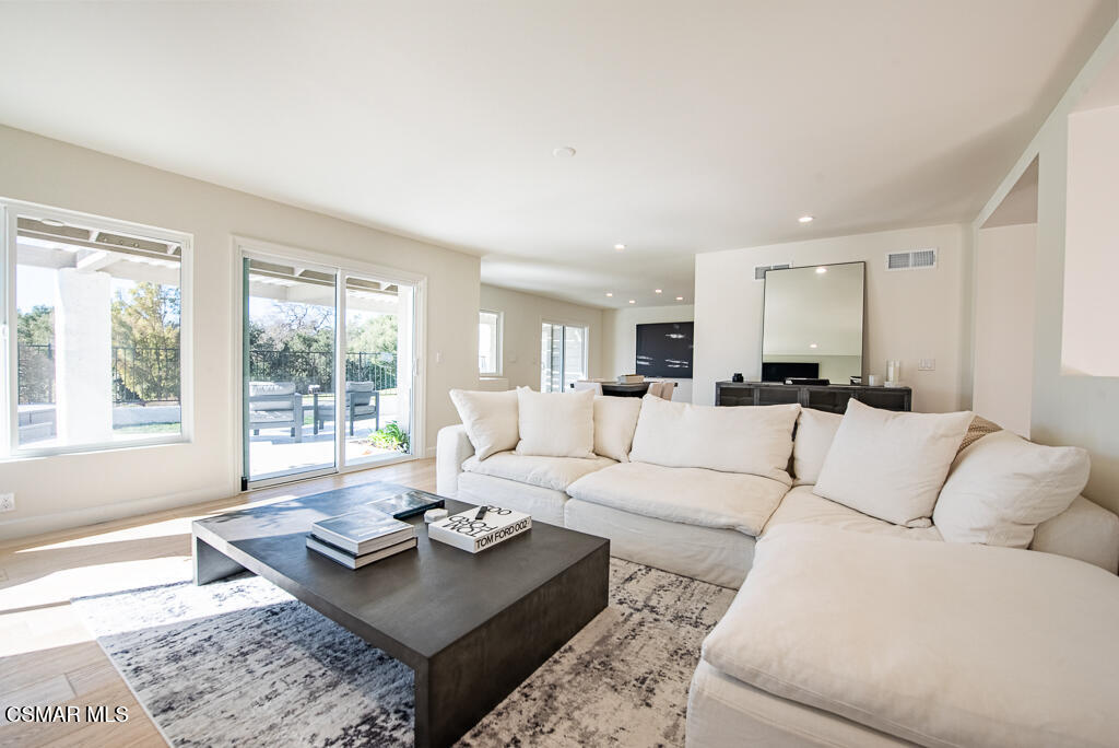 1725 Royal Saint George Drive, Westlake Village