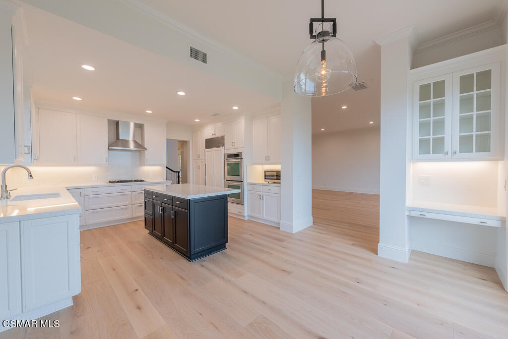 2390 Crombie Court
