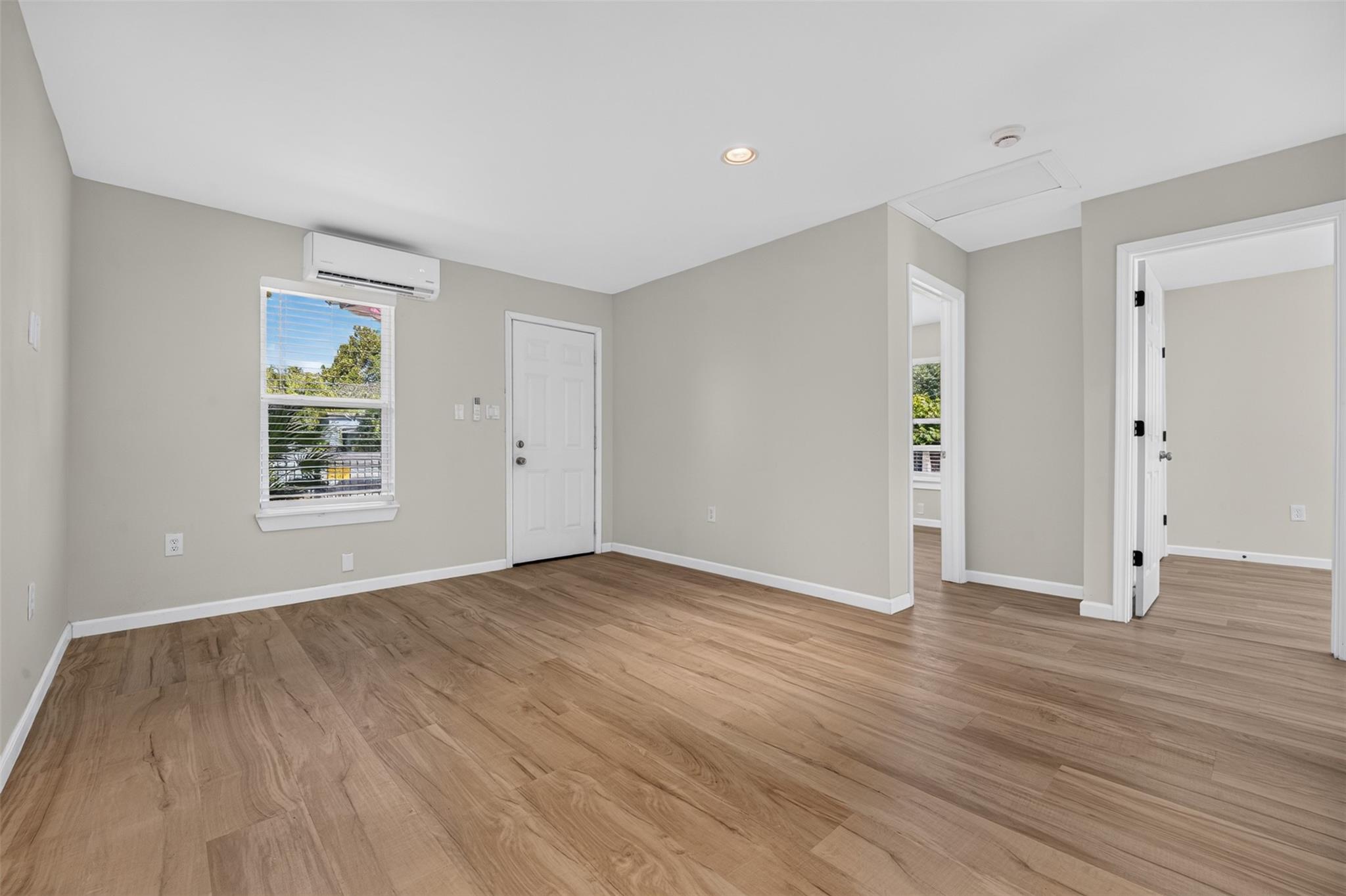 908 1/2 Jewett St Street