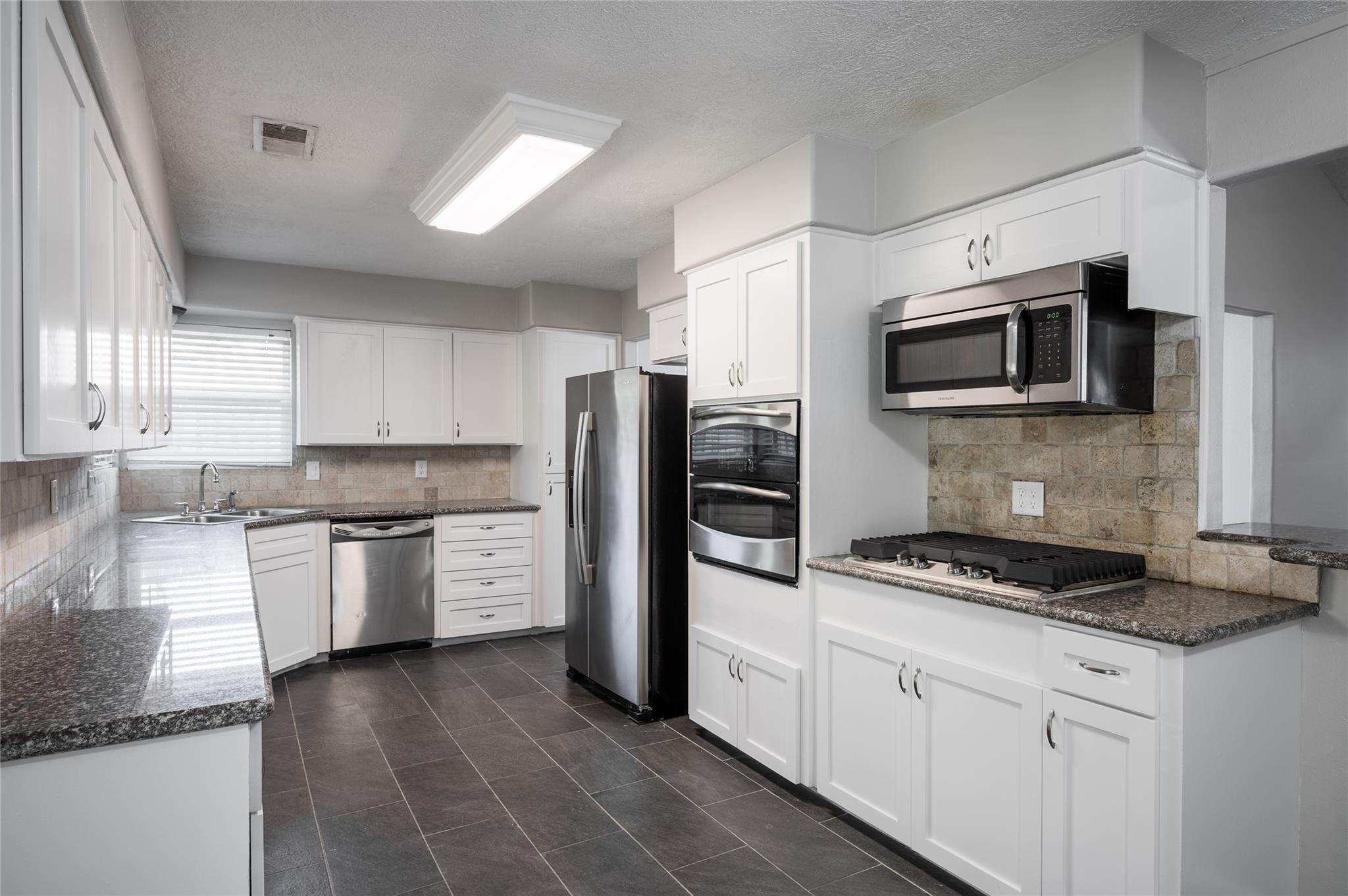 809 Newport Boulevard