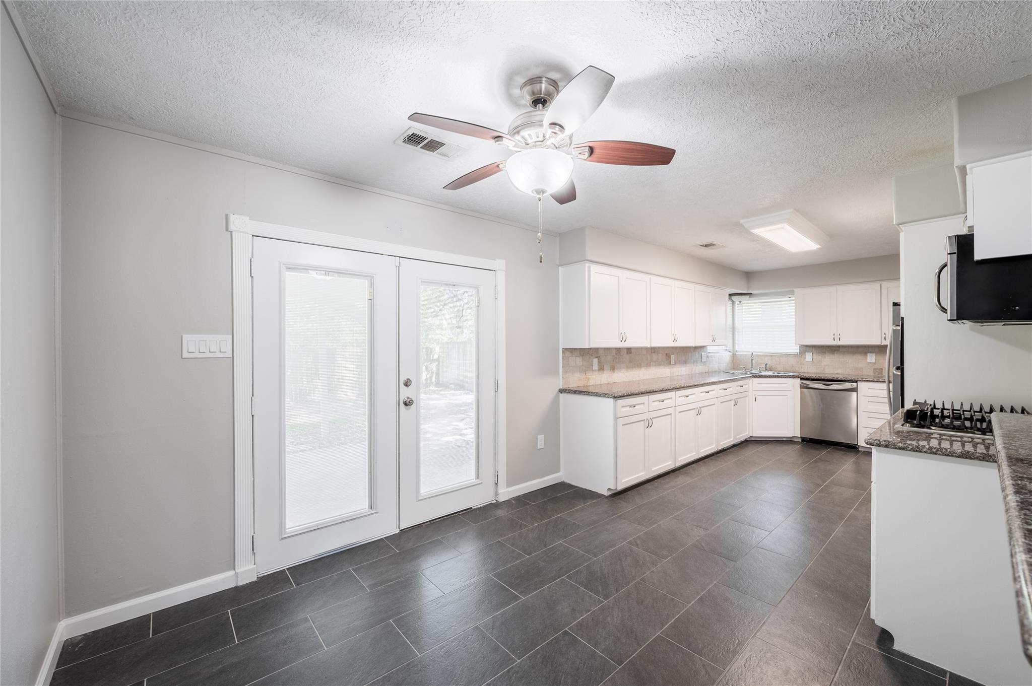 809 Newport Boulevard