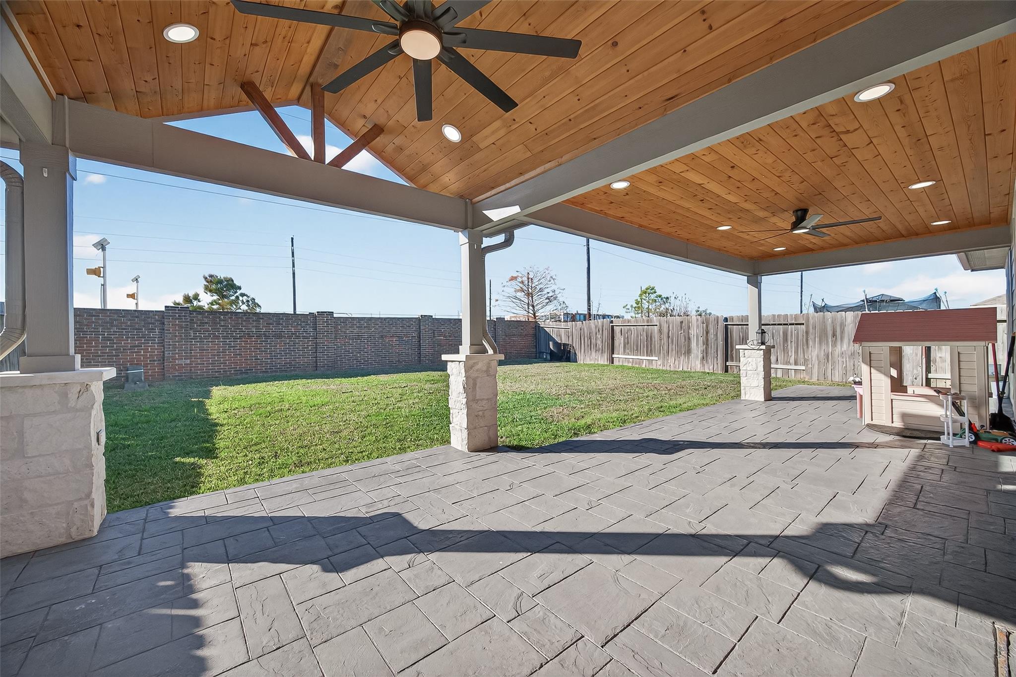 4763 Avellino Base Drive