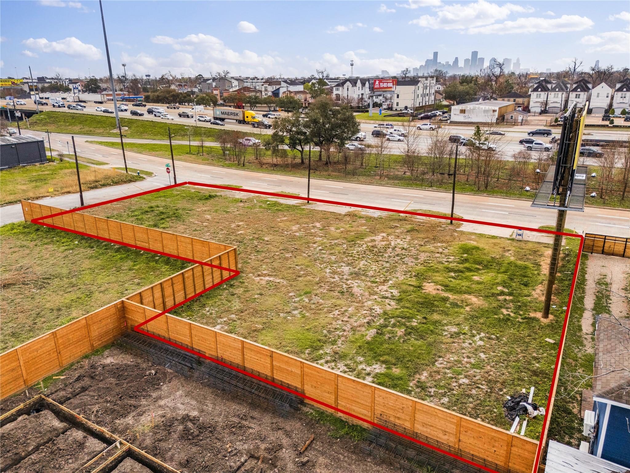 1025 N Loop