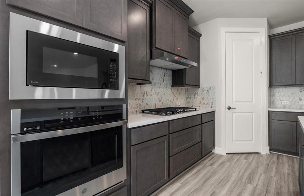 7827 Albury Manor
