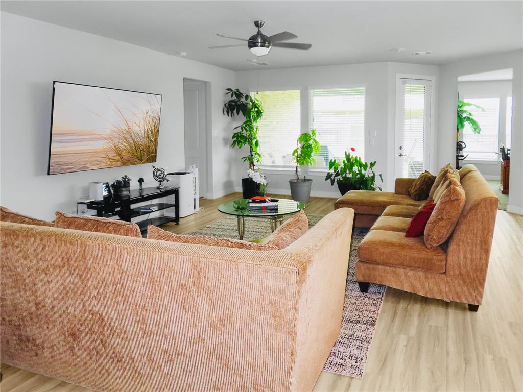 7827 Albury Manor