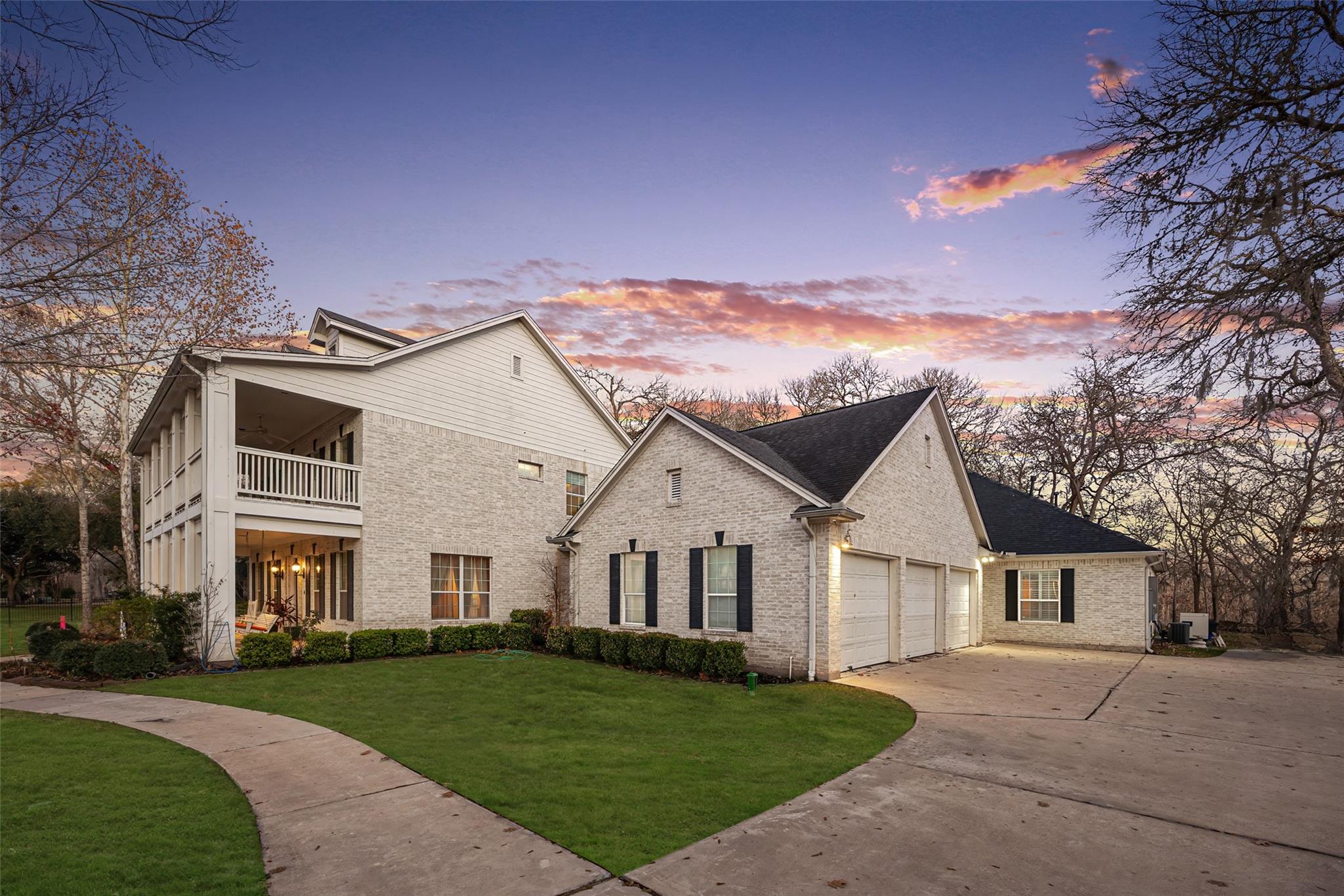 3015 River Forest Dr