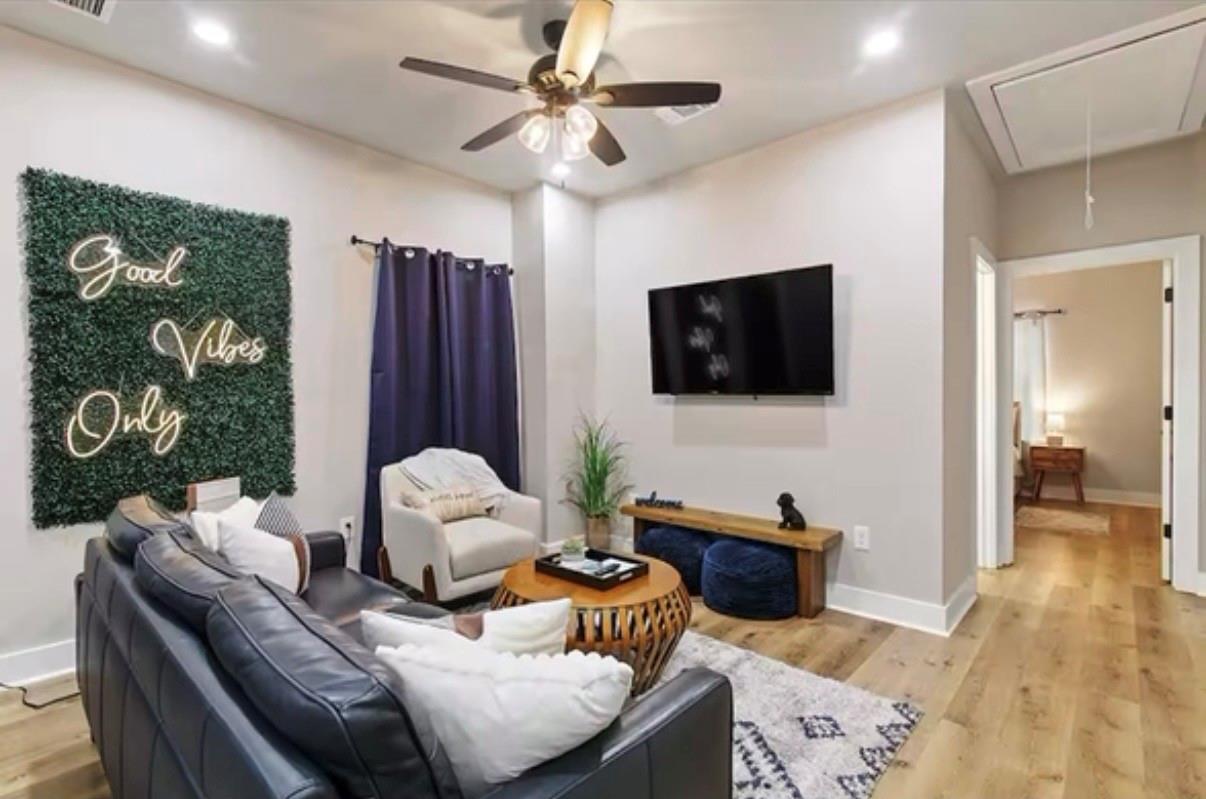 2406 Truxillo Street Unit: B UPPER