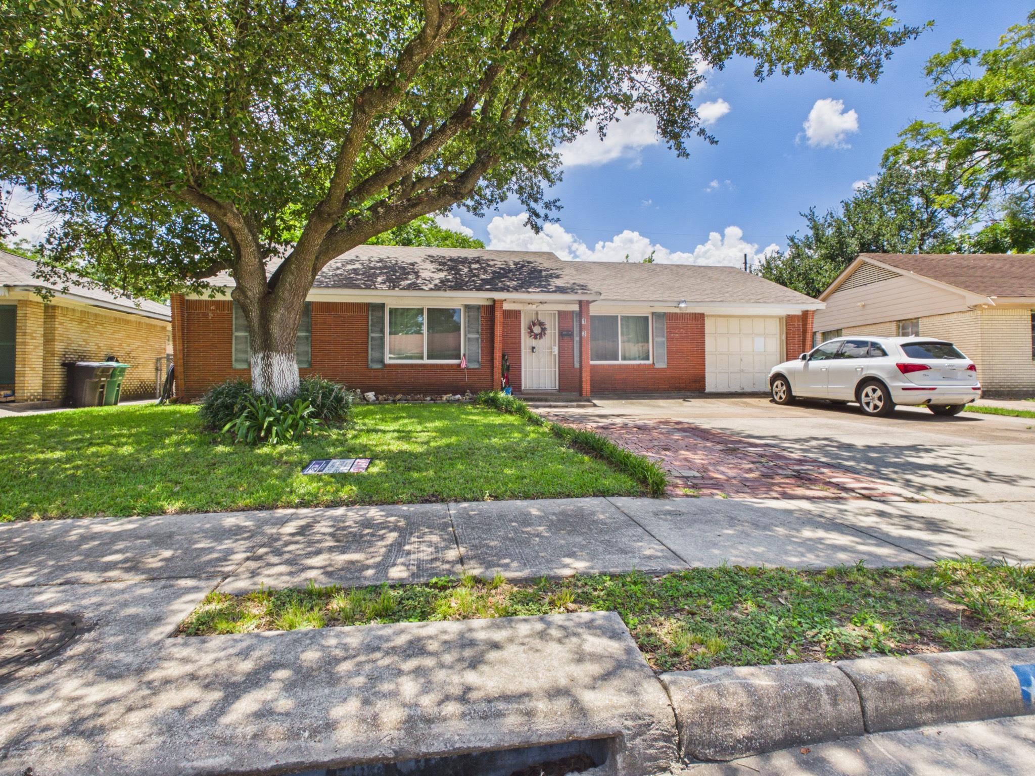 113 W Riverwood Drive