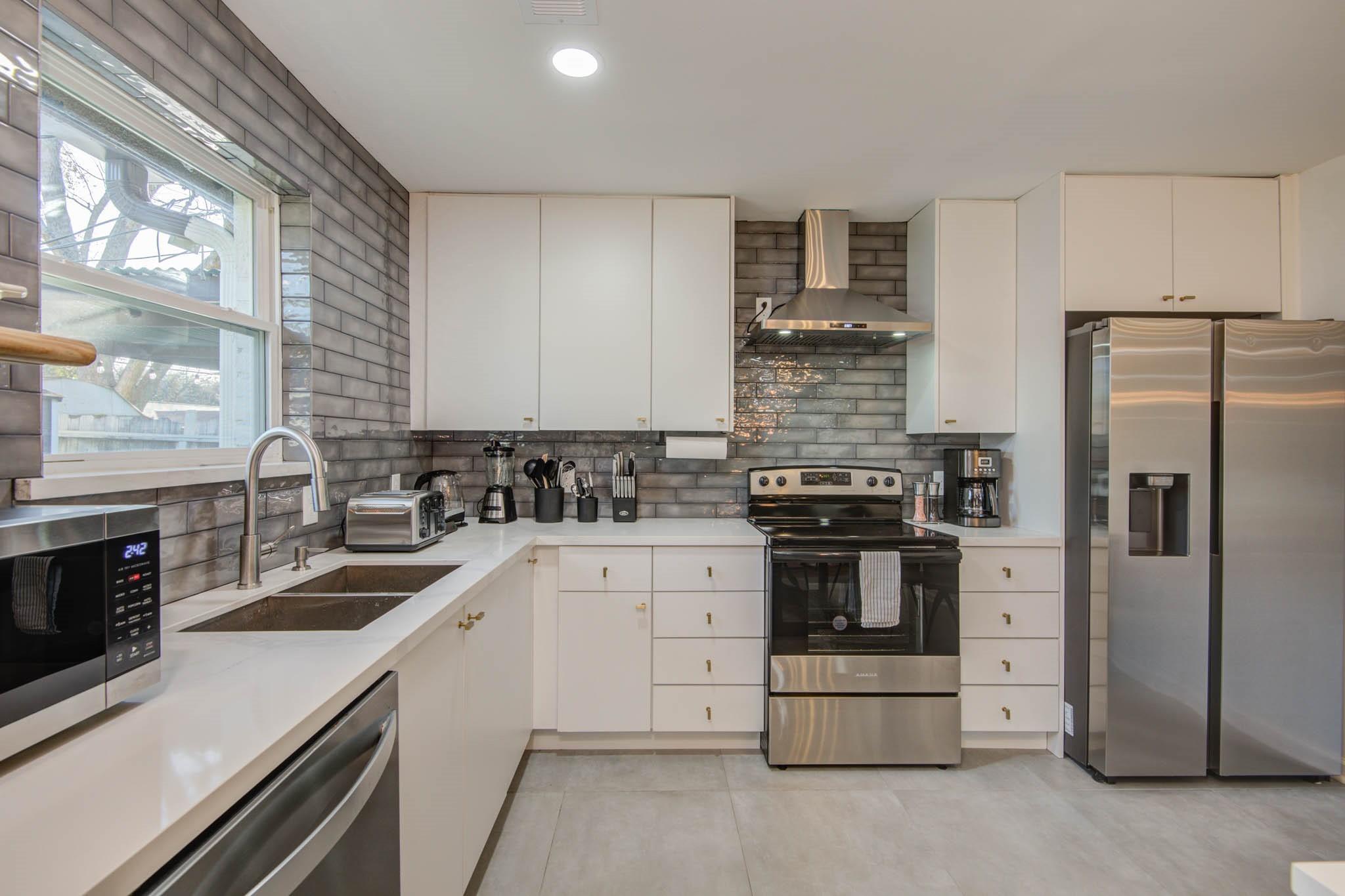 9515 Meadowglen Lane