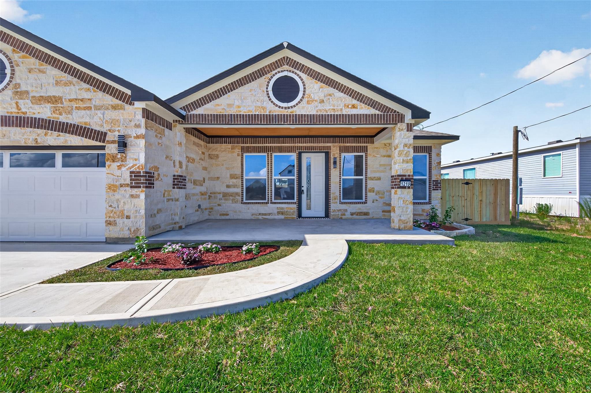 1219 Peter Pine Street