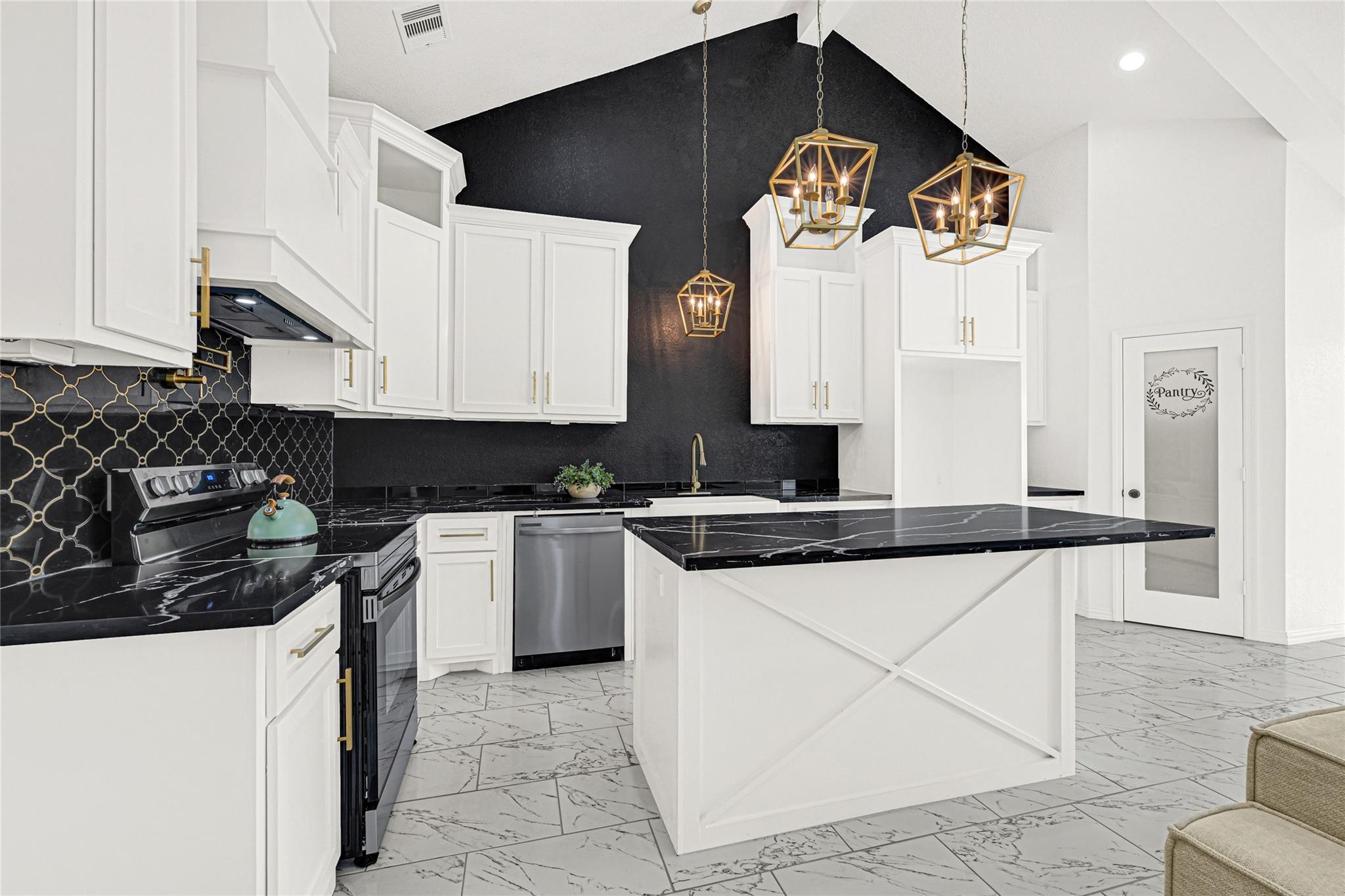 1128 Peter Pine Street