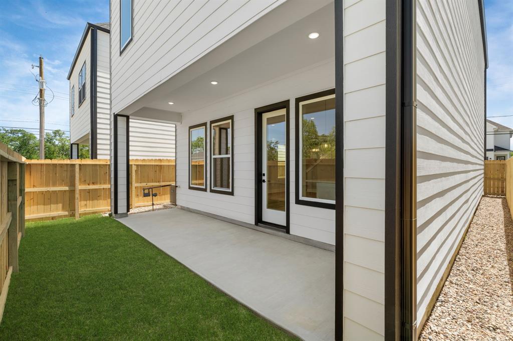 2208 Mansfield