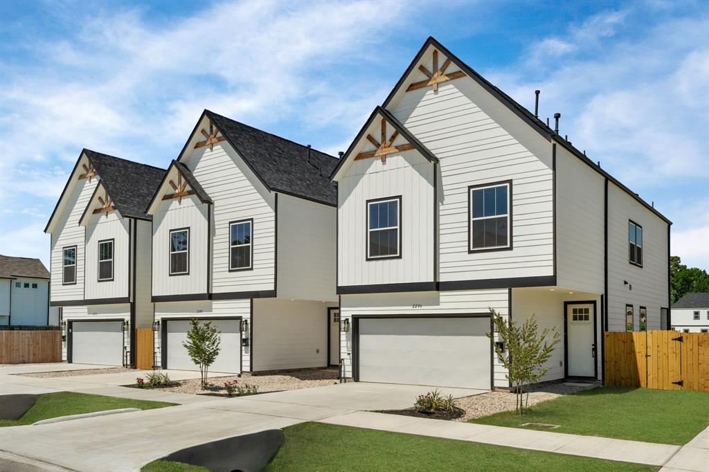 2208 Mansfield