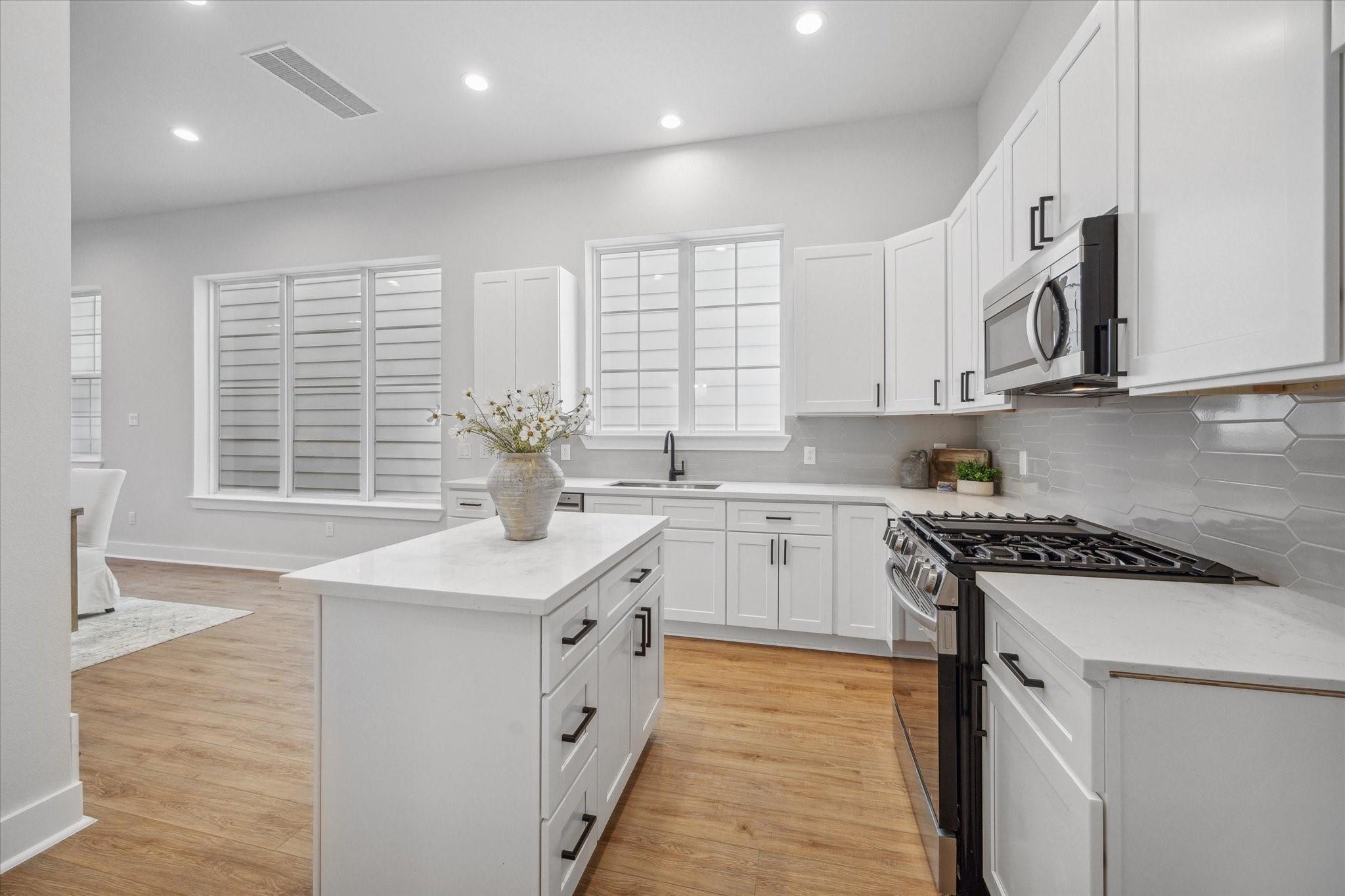 1035 W 17th St Street