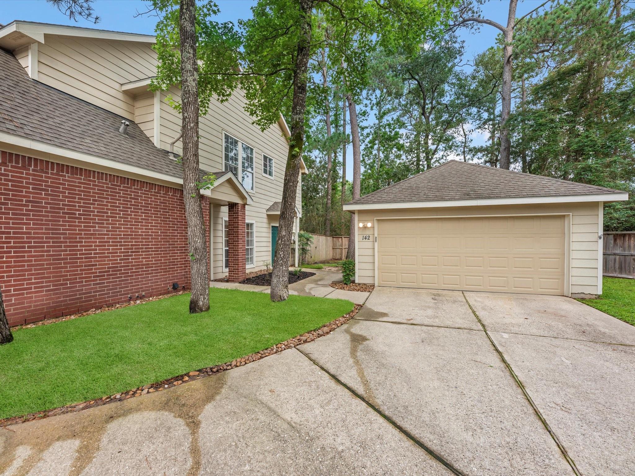 142 N Magnolia Pond Place