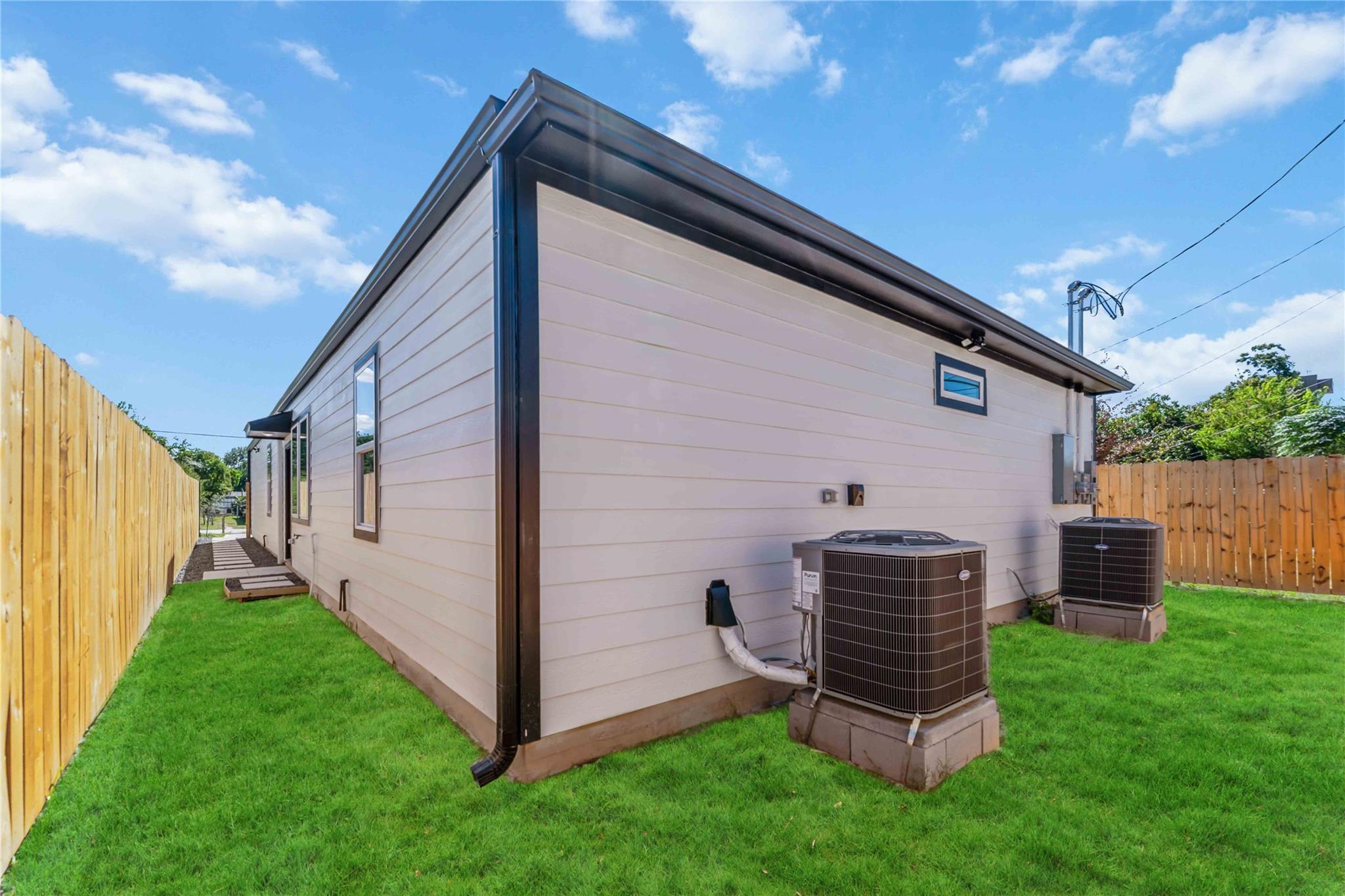 7809 Queen Street Unit: A/B