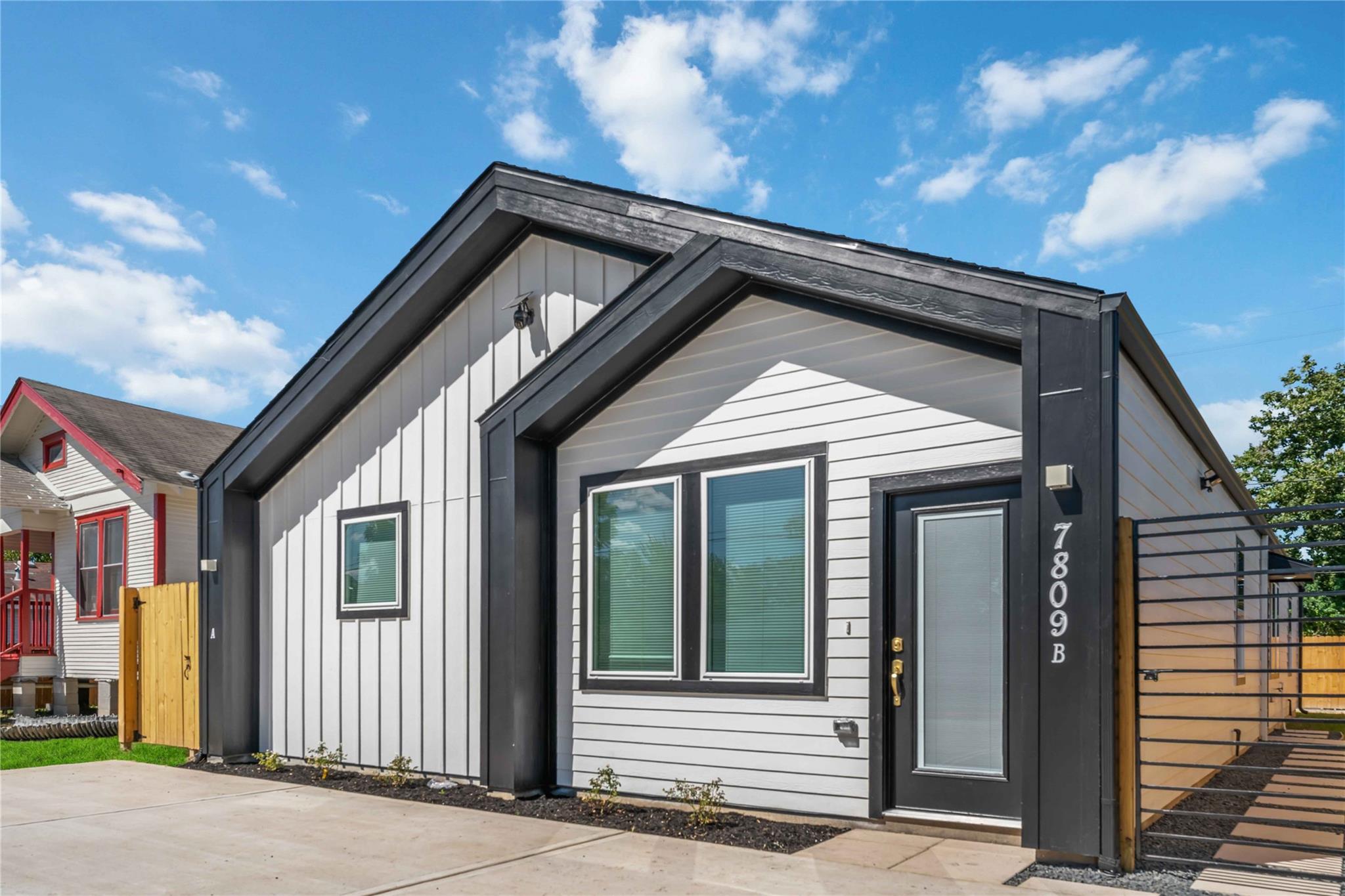 7809 Queen Street Unit: A/B