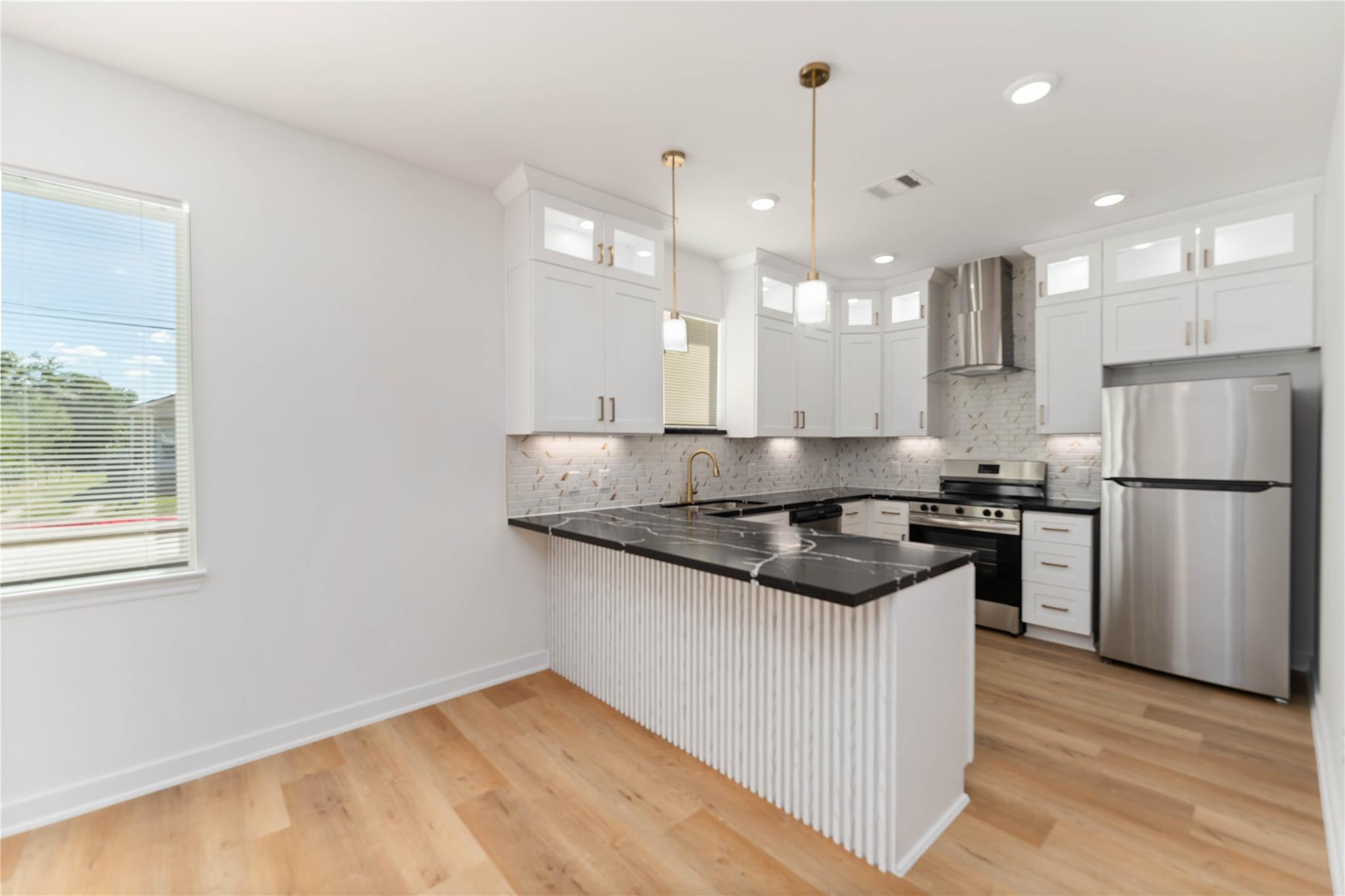 7809 Queen Street Unit: A/B