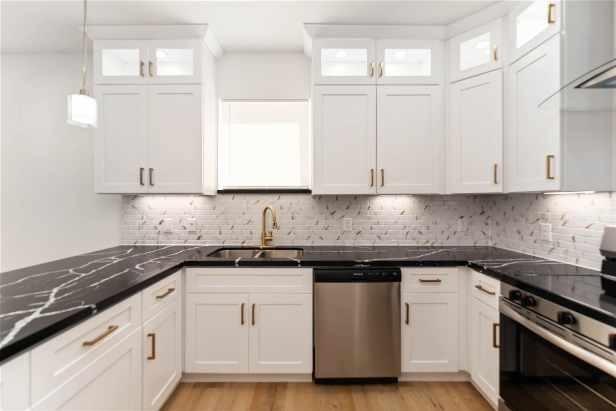 7809 Queen Street Unit: A/B