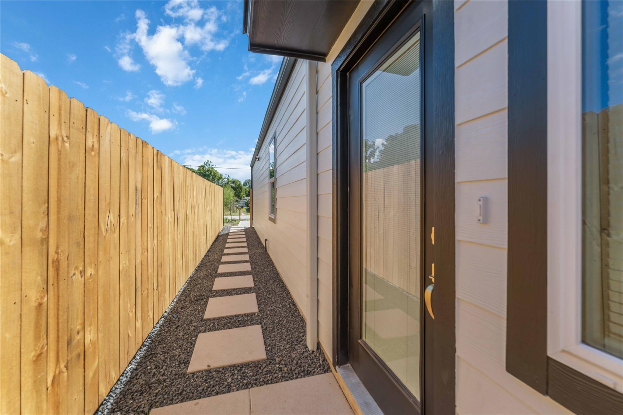 7809 Queen Street Unit: A/B