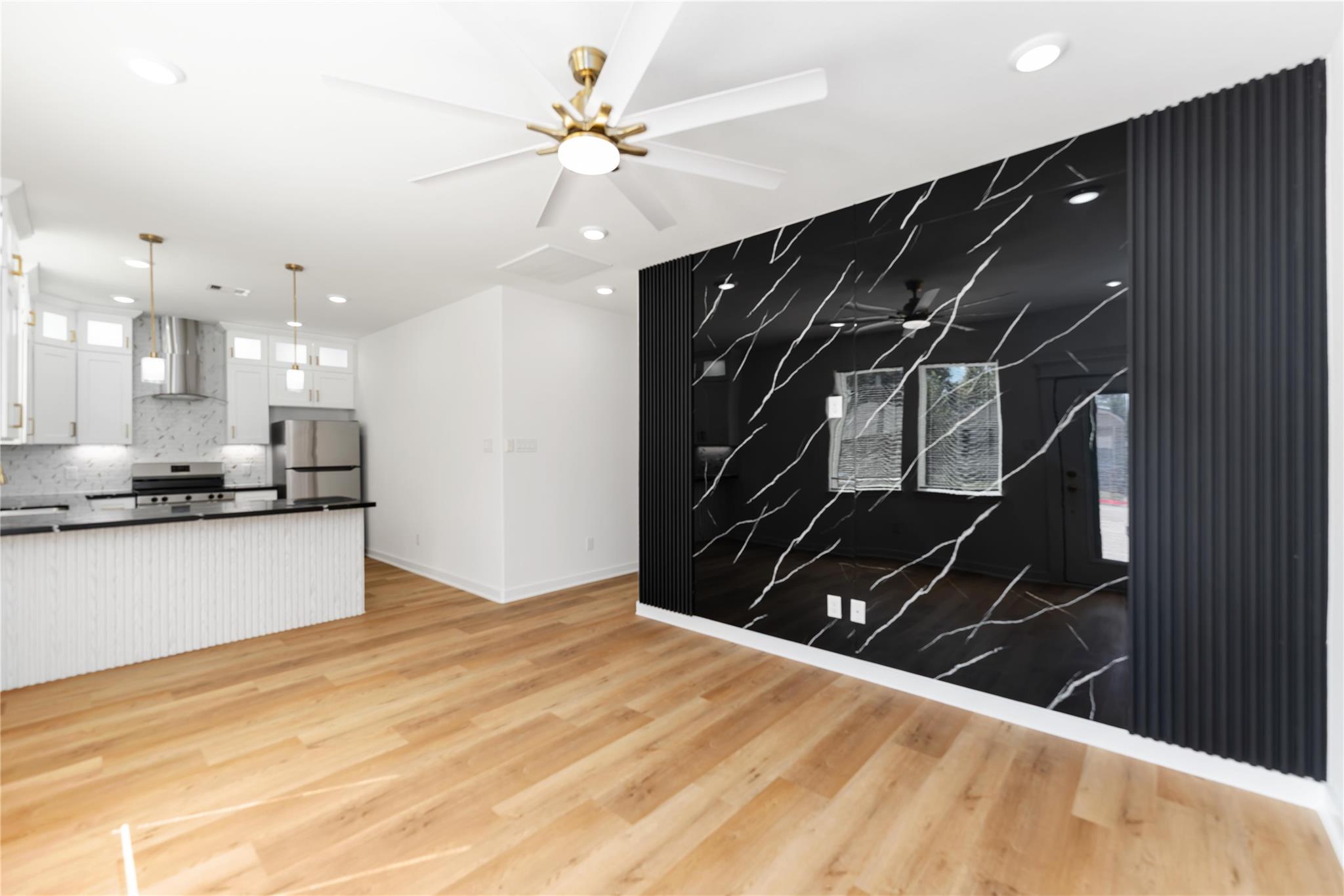 7809 Queen Street Unit: A/B