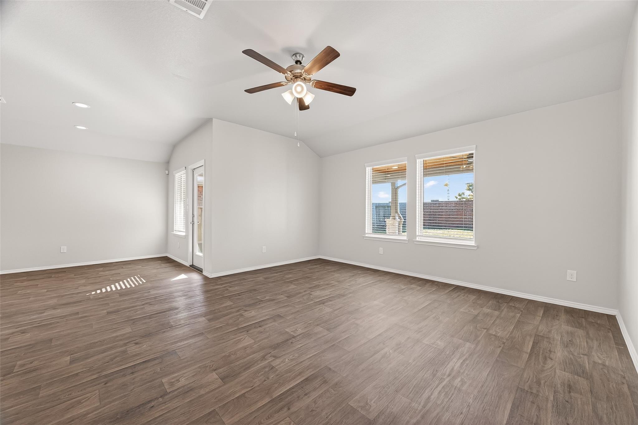 4763 Avellino Base Drive