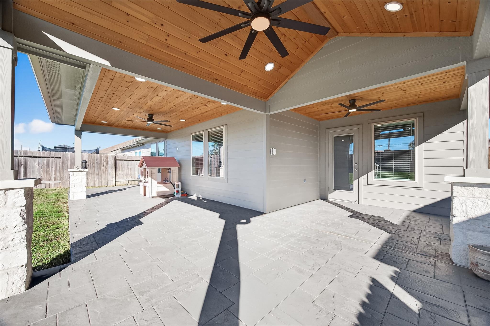 4763 Avellino Base Drive