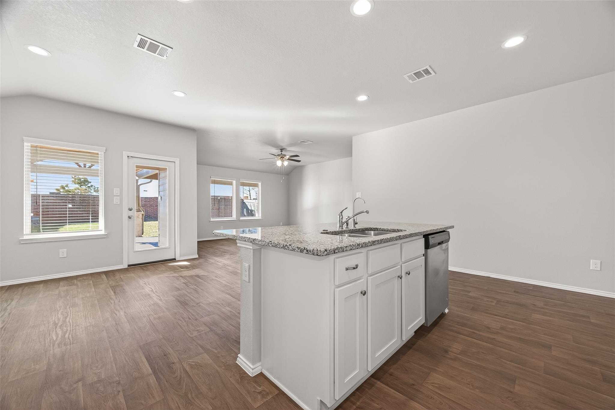 4763 Avellino Base Drive