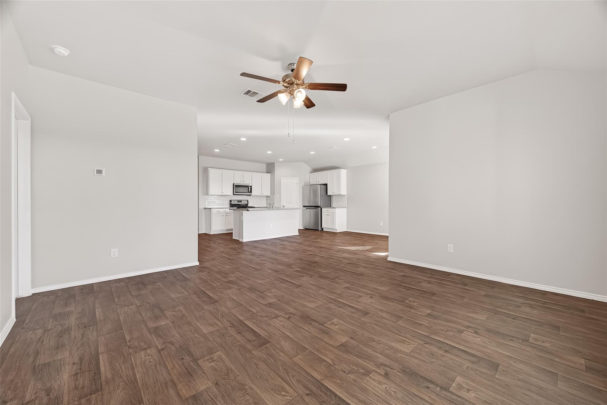 4763 Avellino Base Drive