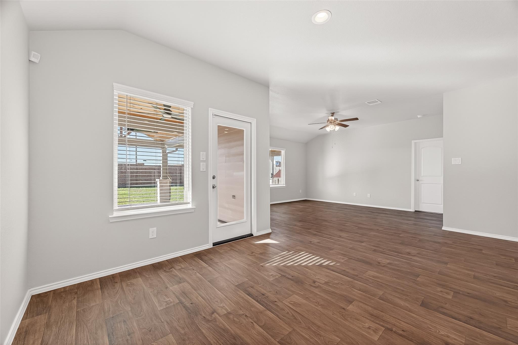 4763 Avellino Base Drive