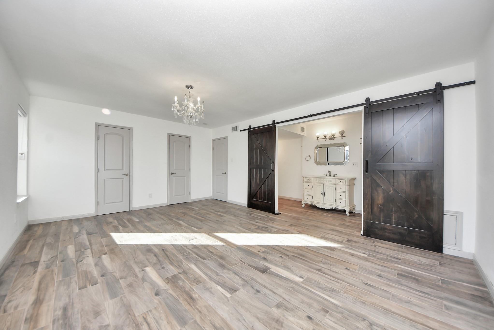 840 Threadneedle St # 209