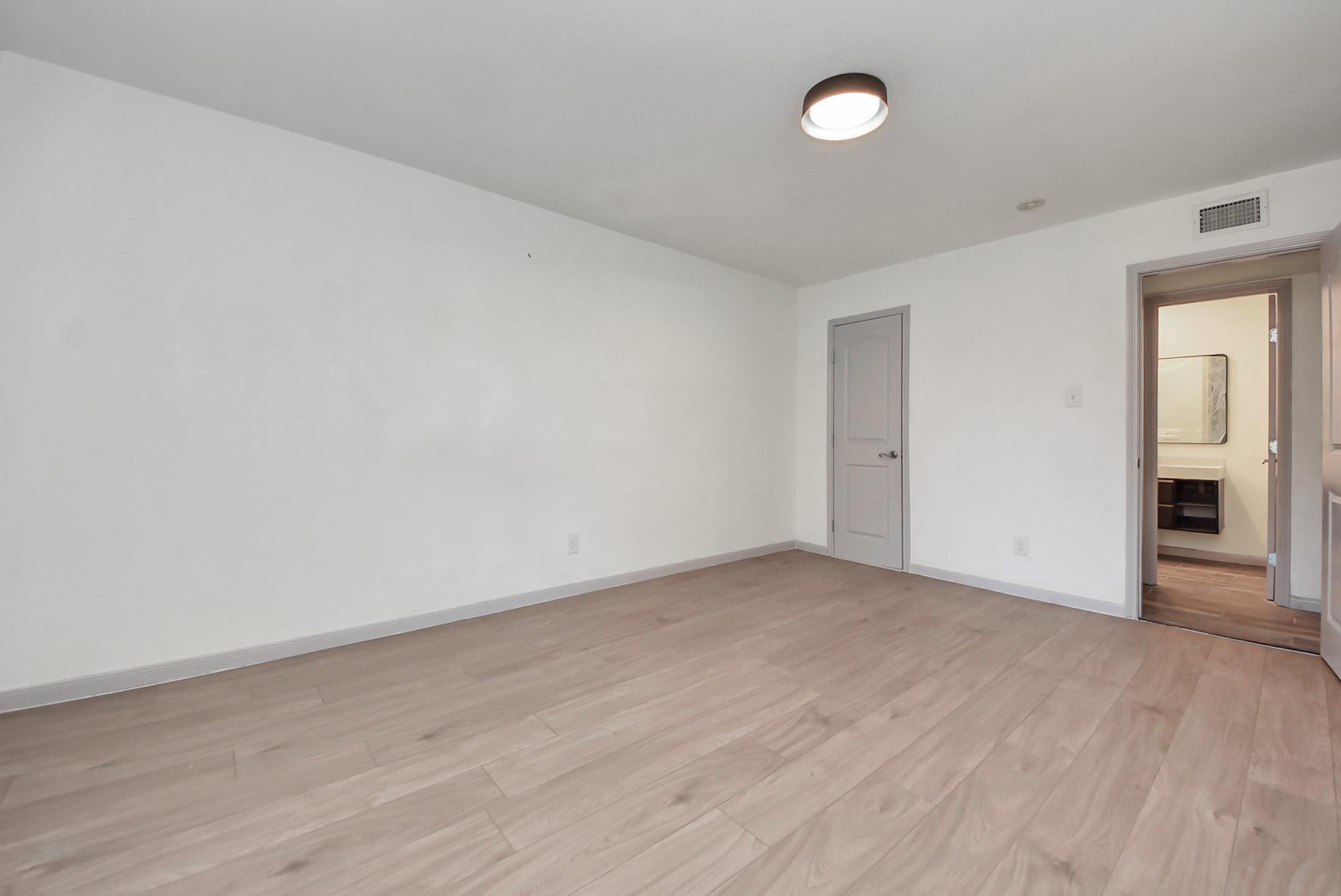 840 Threadneedle St # 209