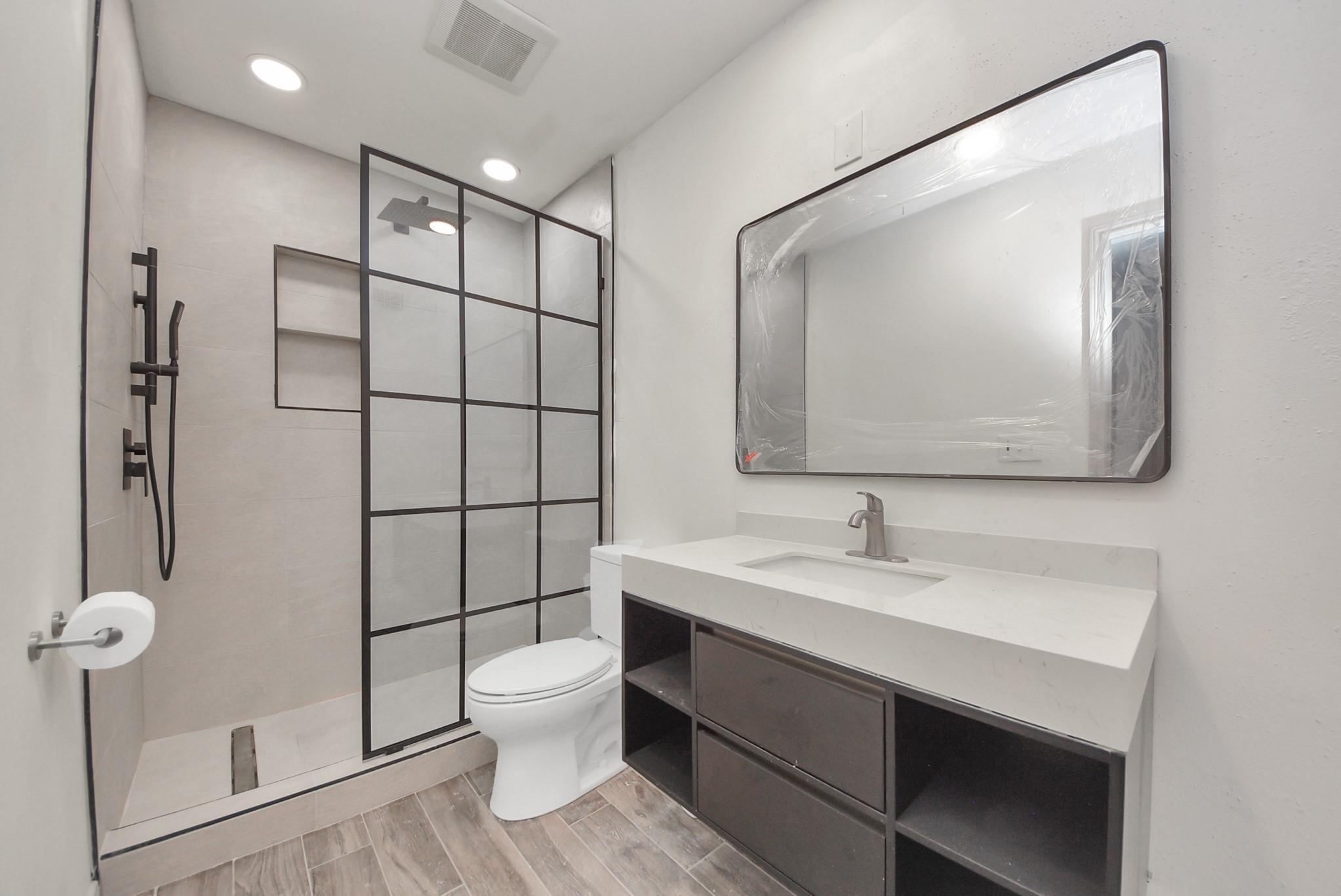 840 Threadneedle St # 209