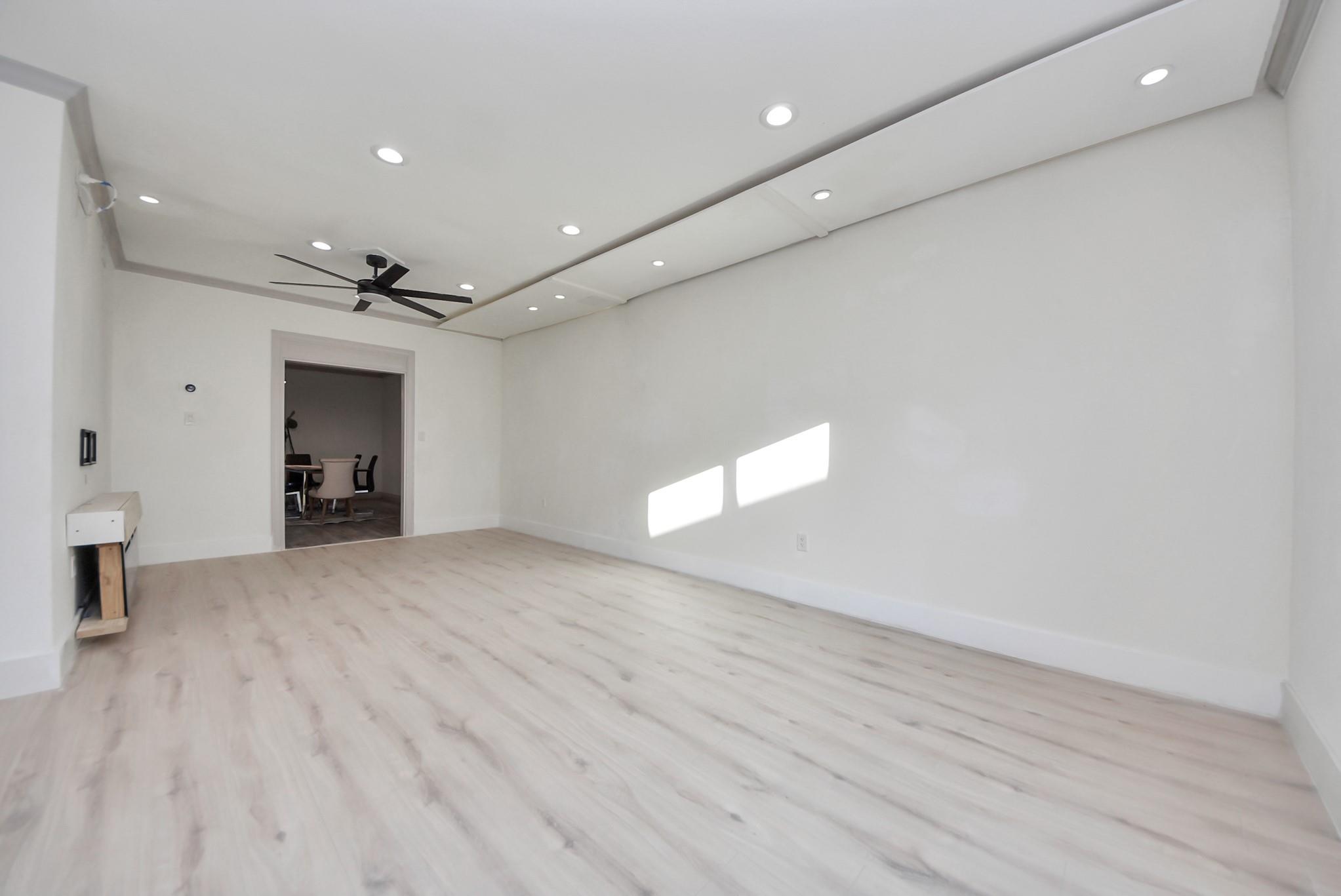 840 Threadneedle St # 209